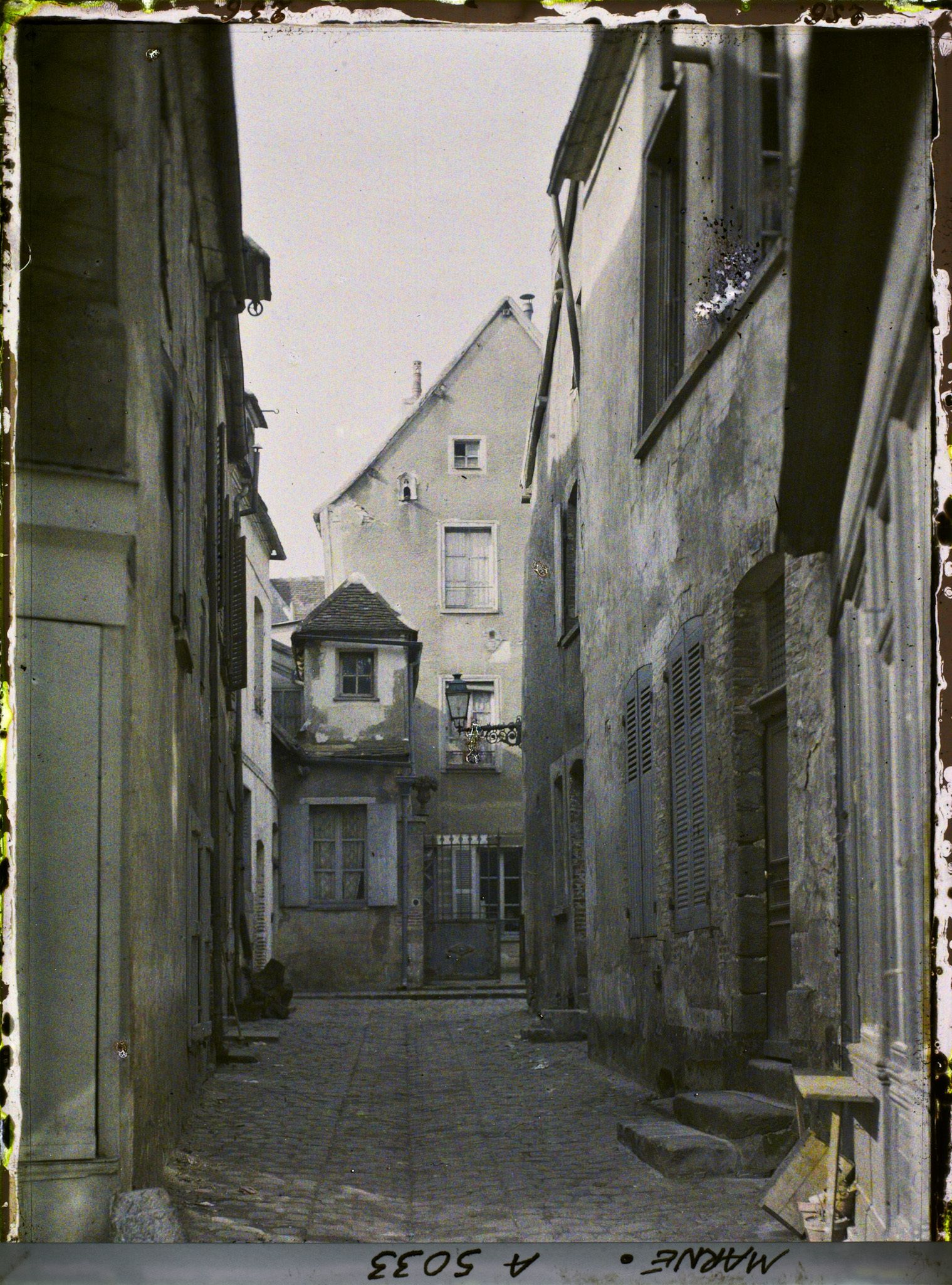 Image représentant Une ruelle proche de l'église Saint-Denis
