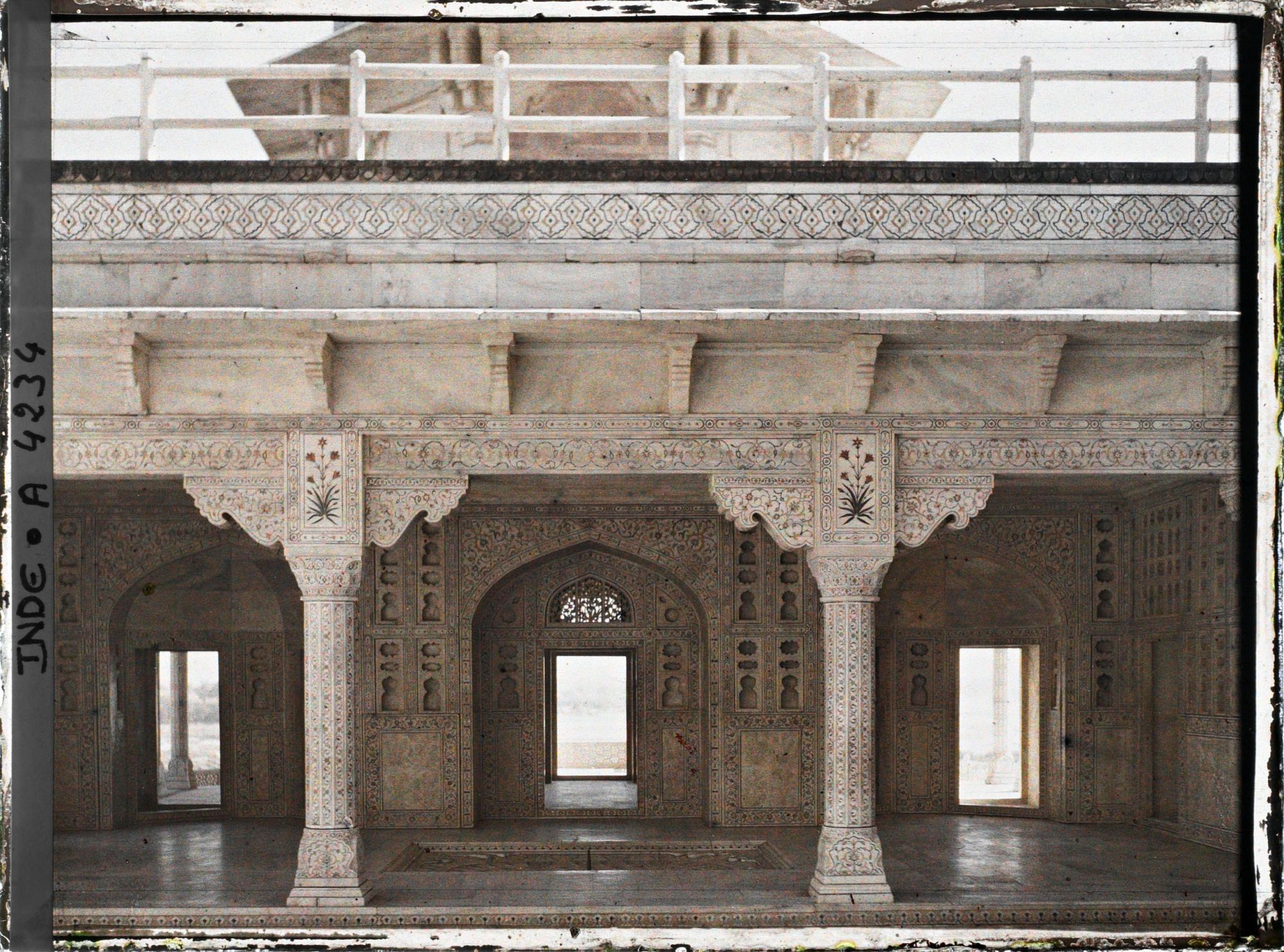 Image représentant Porte entourée d'un iwan à l'intérieur de la tour du Jasmin (Musamman Burj) dans le fort Rouge (Lal Qila)