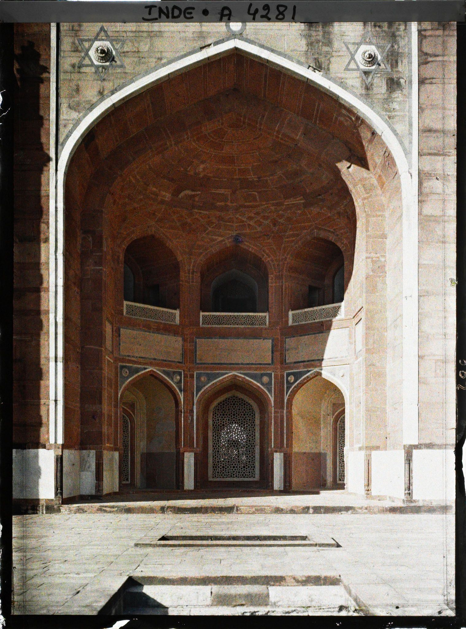 Image représentant Le grand iwan central de la façade occidentale du mausolée de Humayun
