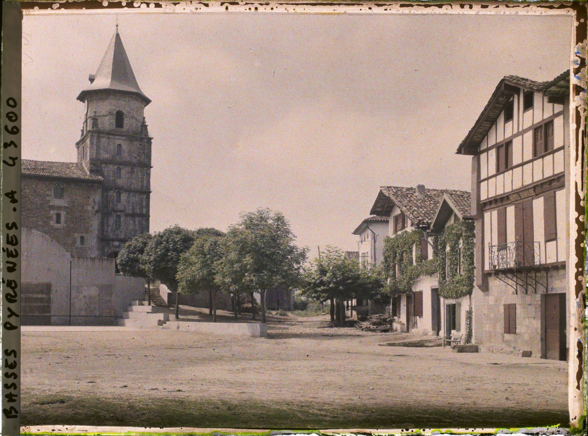 Image représentant France, Aïnhoa, L'Eglise et le fronton