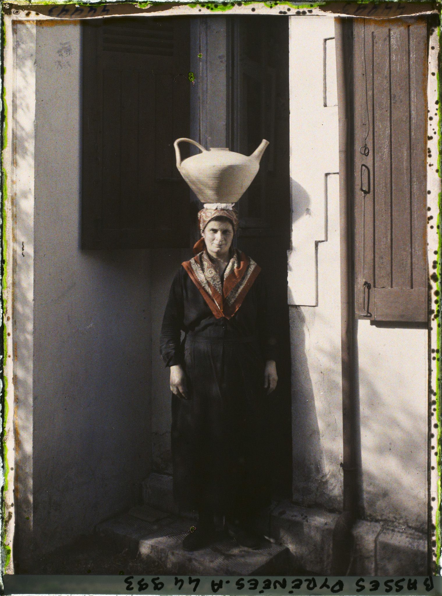 Image représentant France, Espelette, Basquaise revenant de la fontaine
