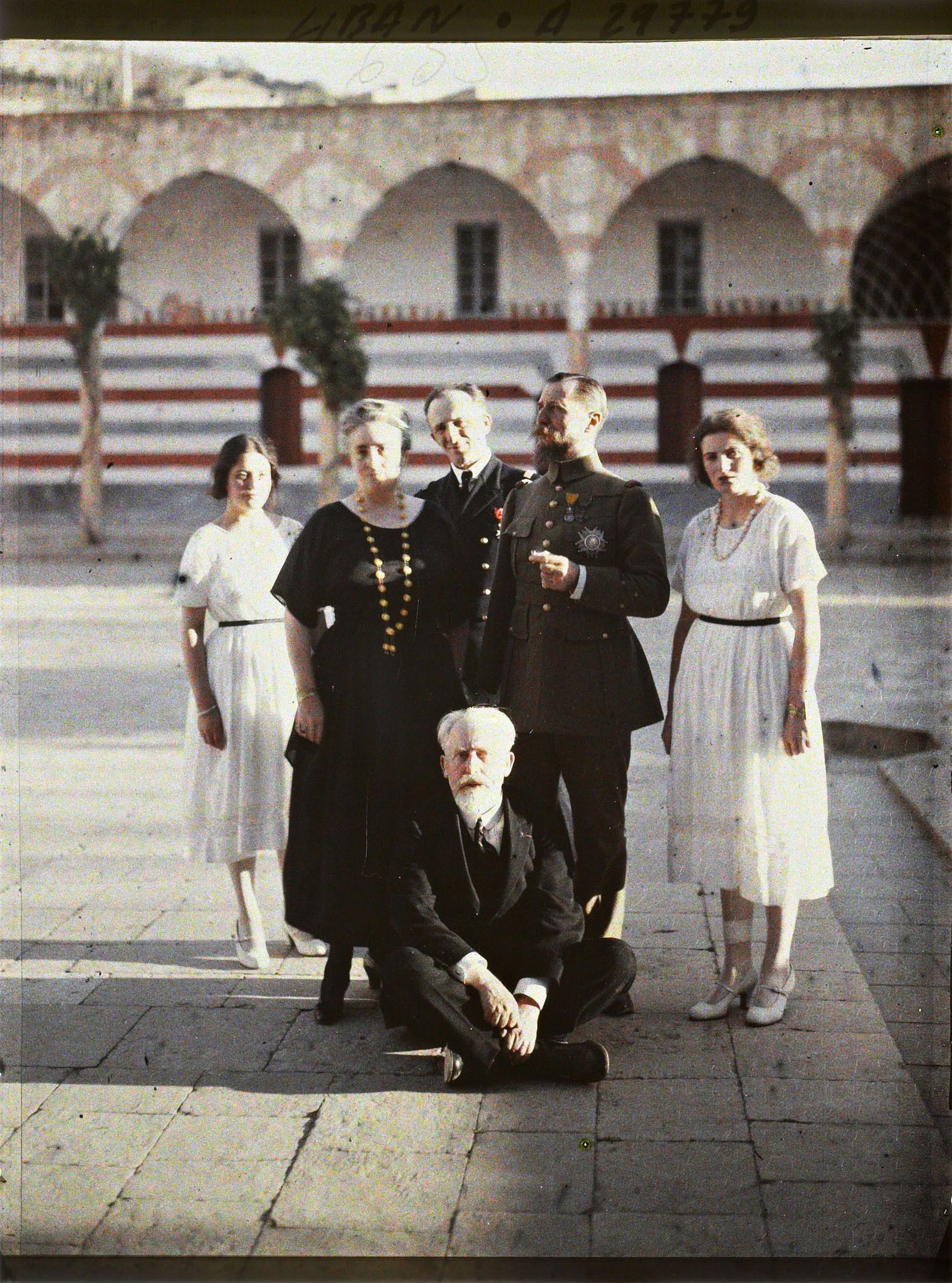 Image représentant Jean Brunhes assis devant le général Gouraud, le gouverneur du Liban M. Trabaud et l'épouse et les filles de celui-ci