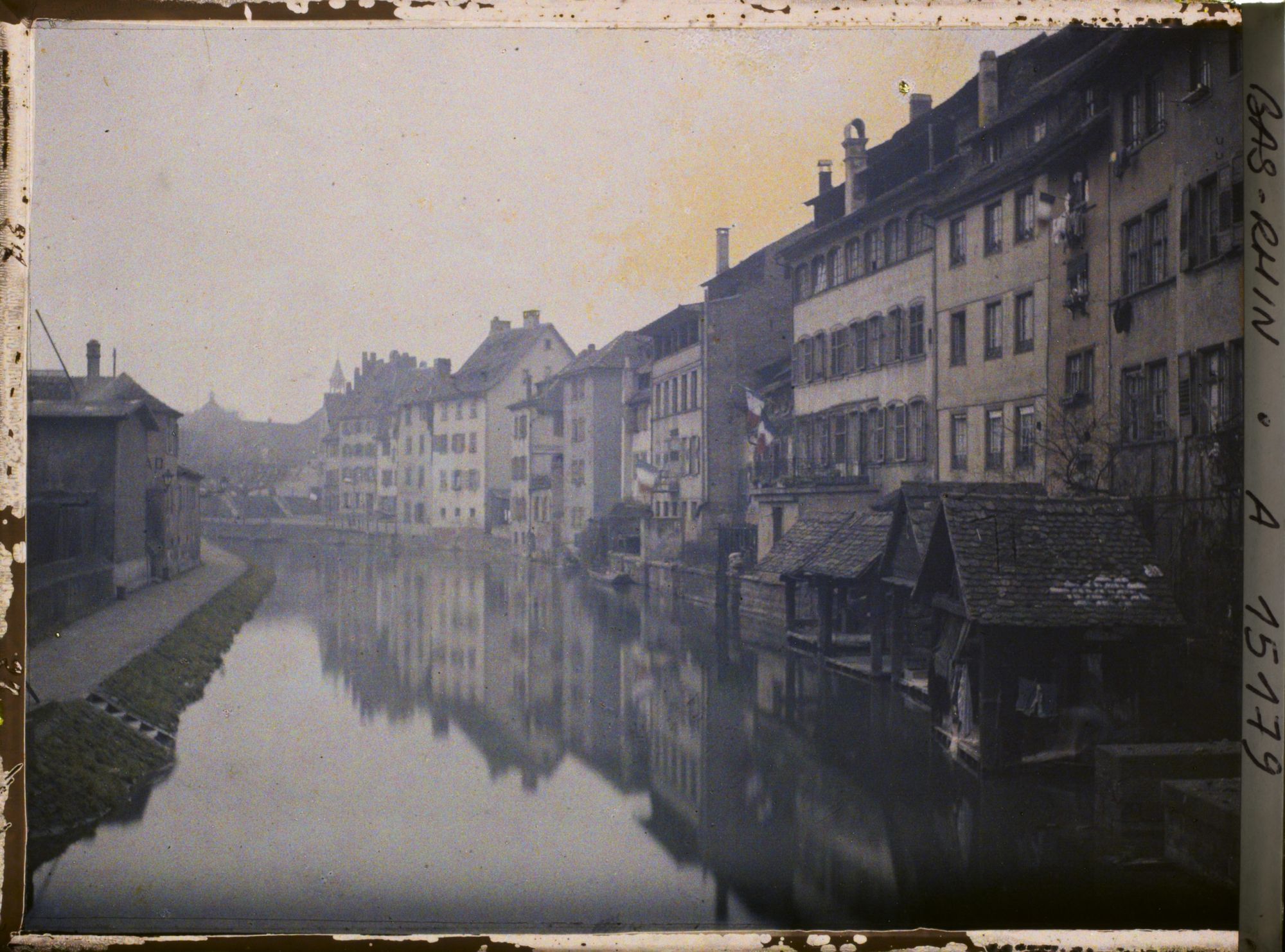 Image représentant France, Strasbourg, La petite France, sur les bords de l'Ill