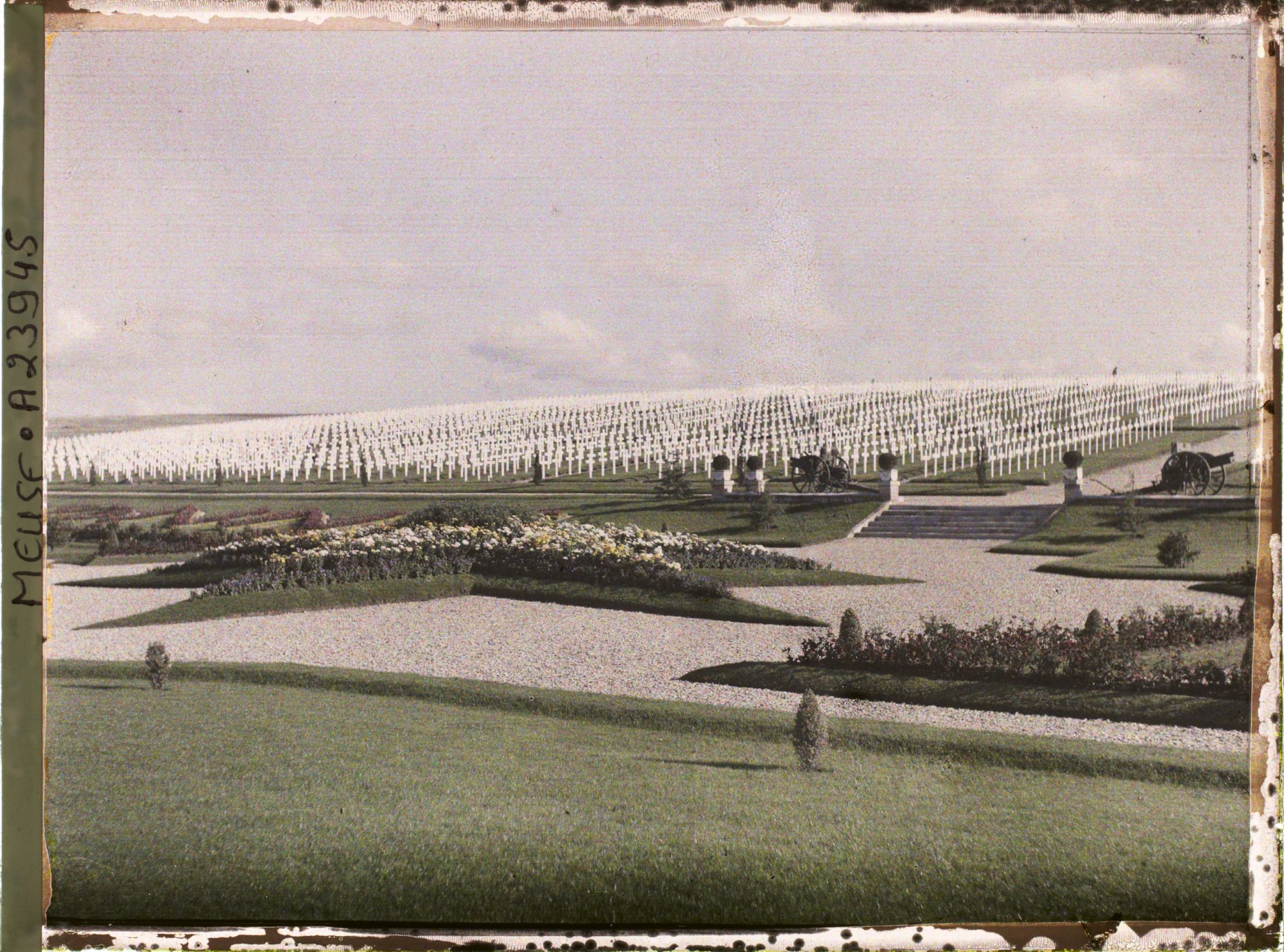 Image représentant France, Romagne sous Montfaucon, Entrée du Cimetière, vue prise de l'entrée droite du Cimetière