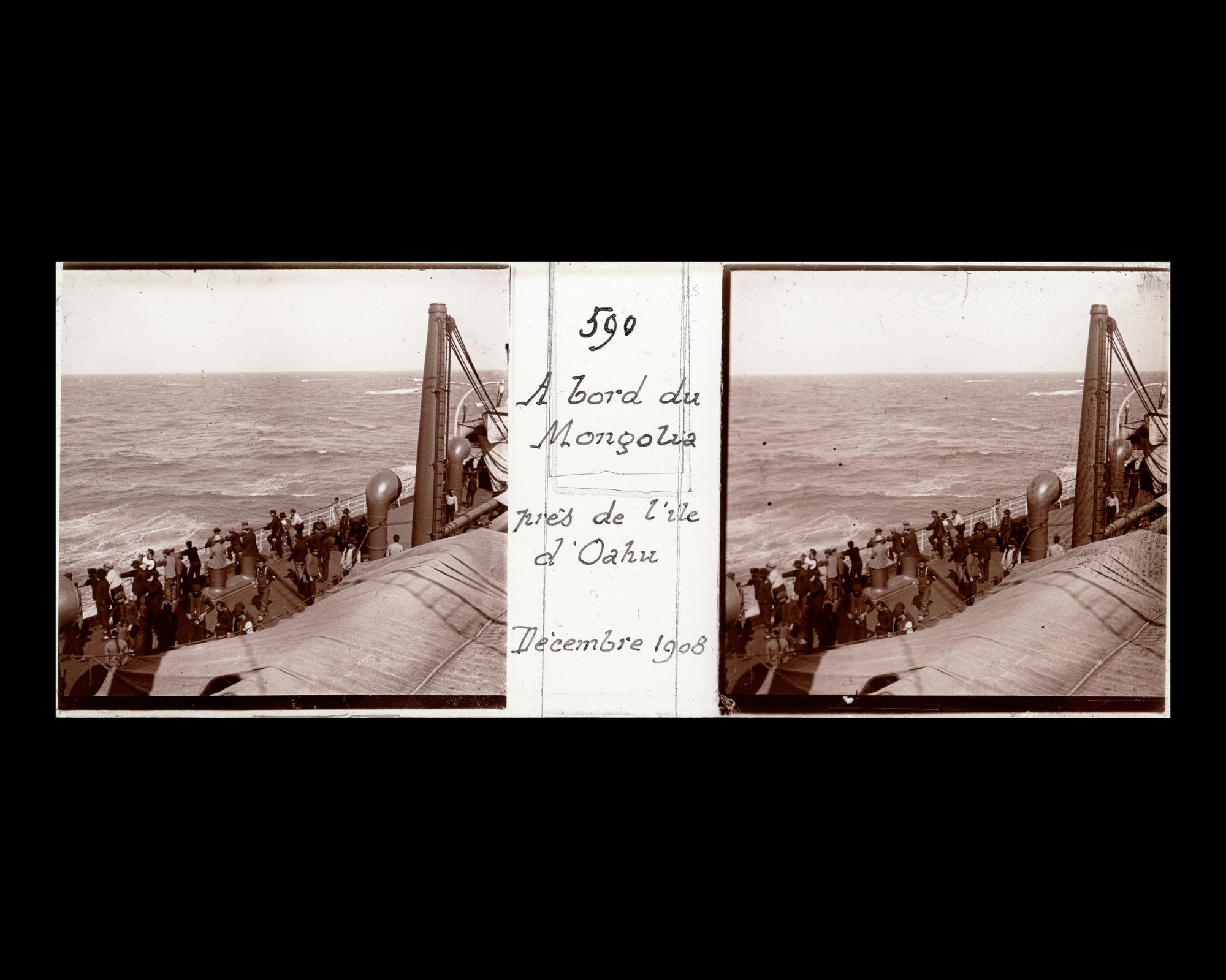 Image représentant Passagers massés au bastingage du pont arrière