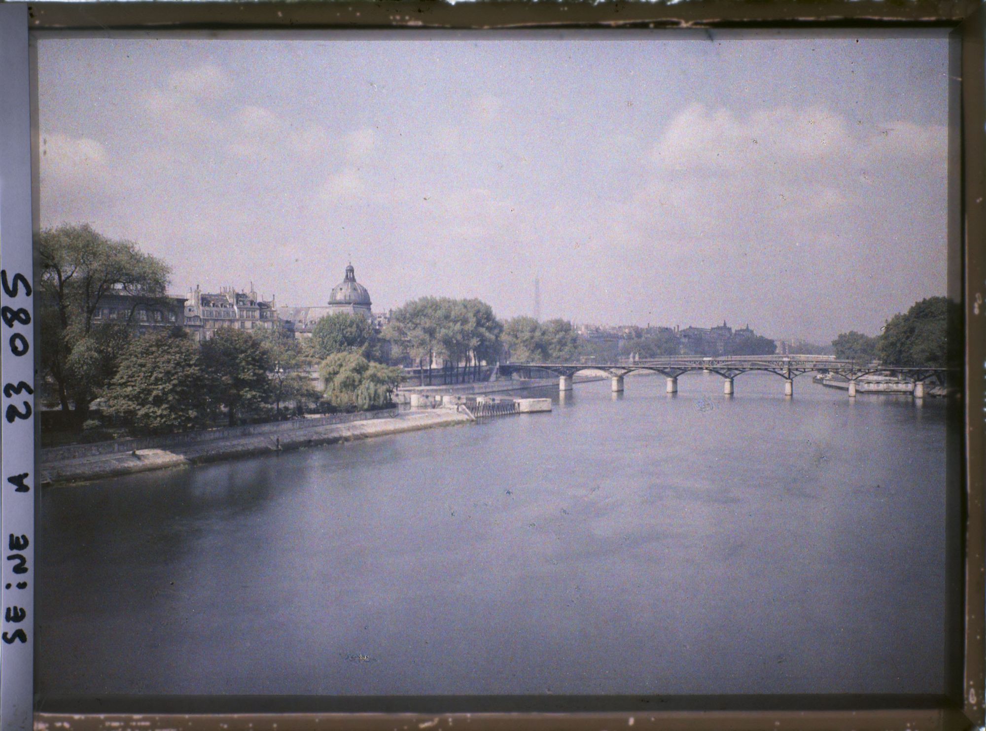 Image représentant Le pont des Arts et l'Institut de France quai de Conti, vus du Pont-Neuf