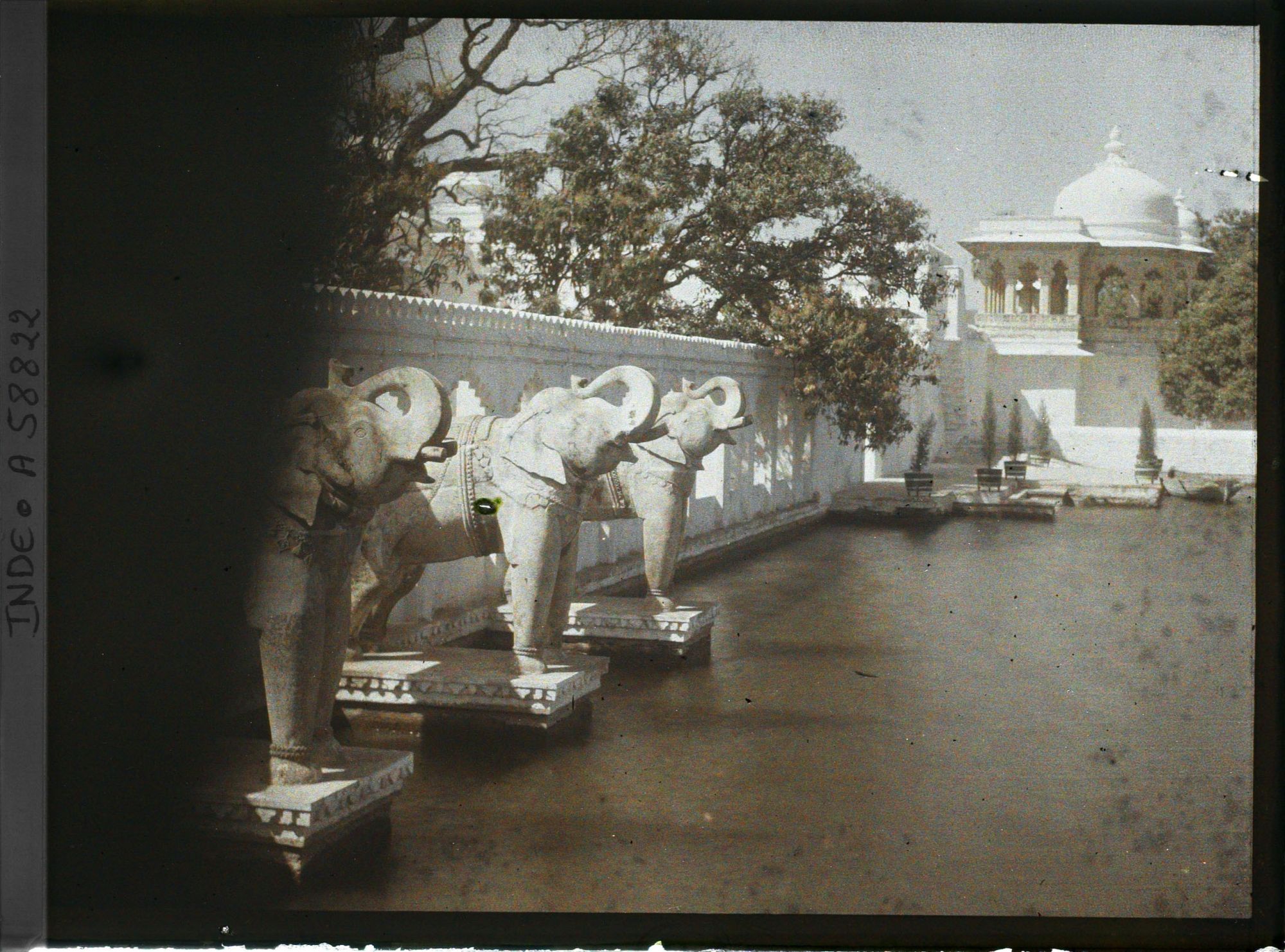 Image représentant Les éléphants de pierre près de l'embarcadère de l'île-palais Jag Mandir