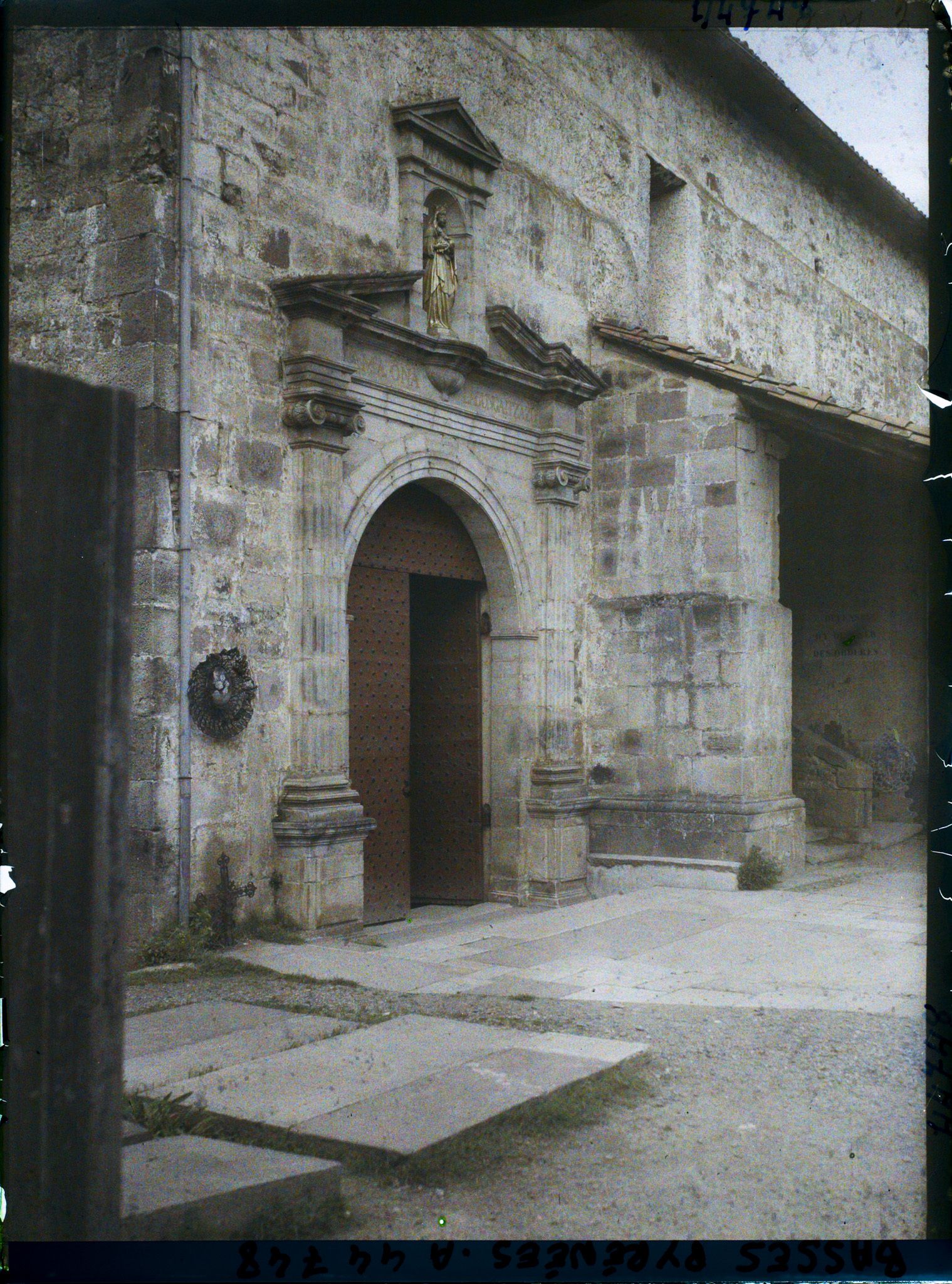 Image représentant France , St Etienne de Baigorry, L'entrée de l'Eglise
