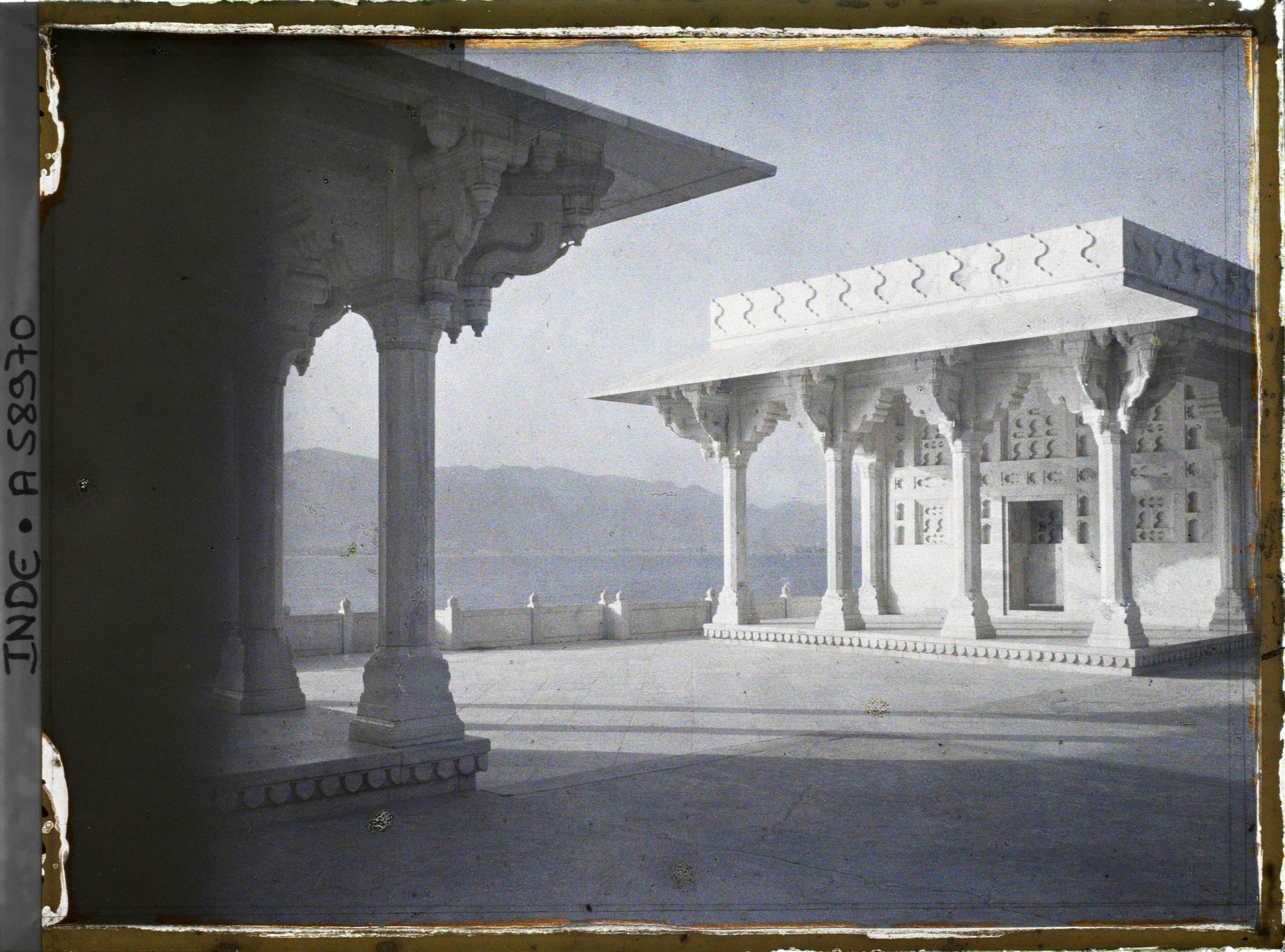 Image représentant Des pavillons de marbre blanc sur les rives du lac Anasagar
