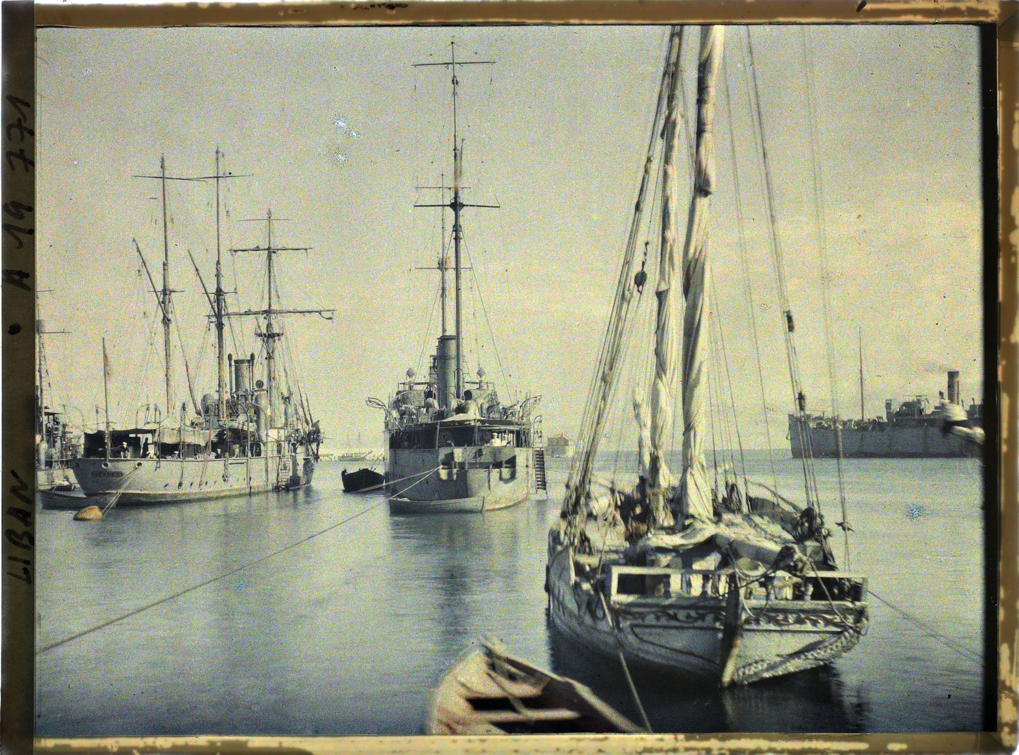 Image représentant Deux navires de guerre dans le port : " La Désirée " à gauche et " l'Algol " au centre