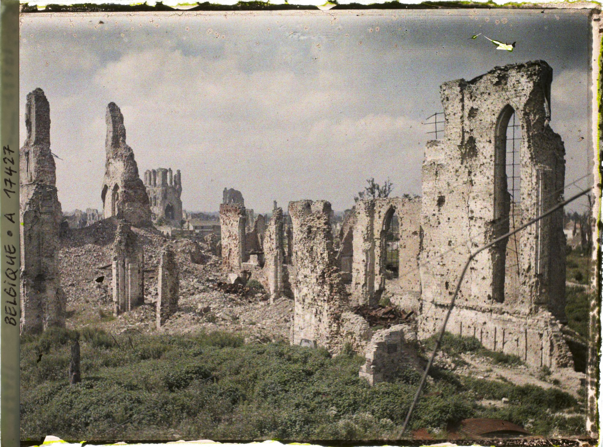 Image représentant Belgique, Ypres, L'Eglise St Jacques; au fond le beffroi