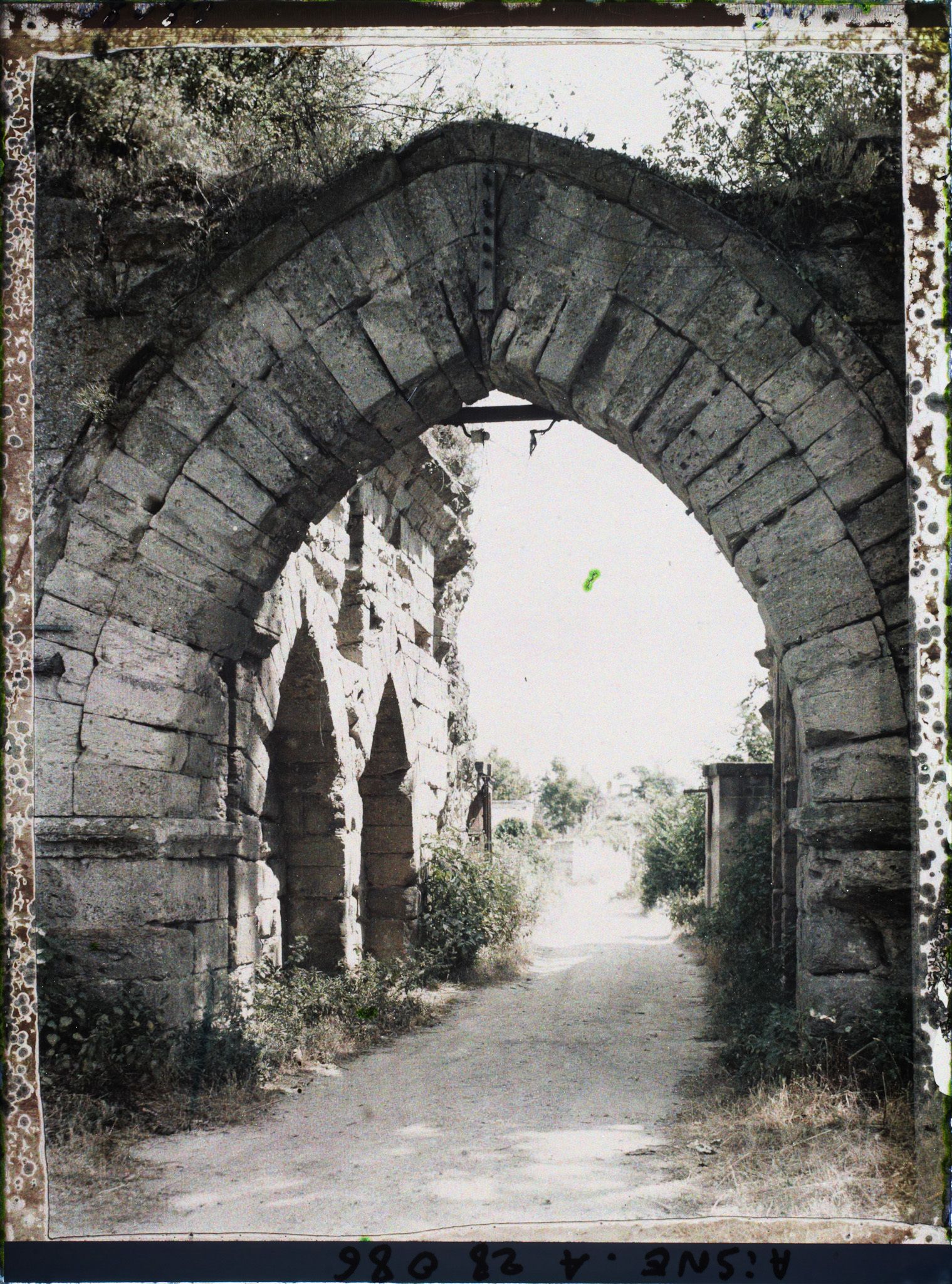 Image représentant France, Coucy-le-Château, Entrée du Château vue intérieure