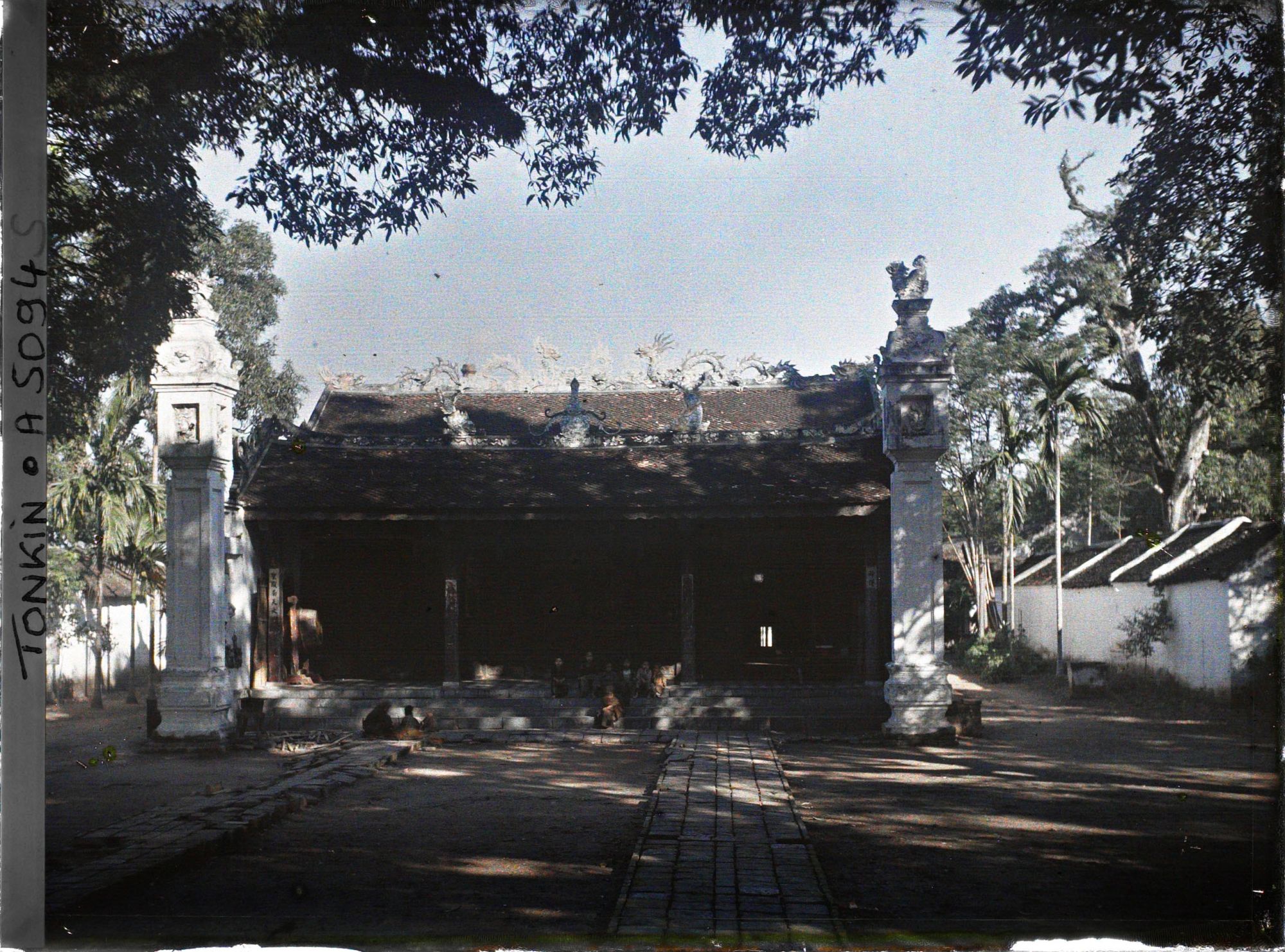 Image représentant La façade du temple Chan-vu (ou Tran-vu) dans le quartier de la Citadelle (le Grand Lac)