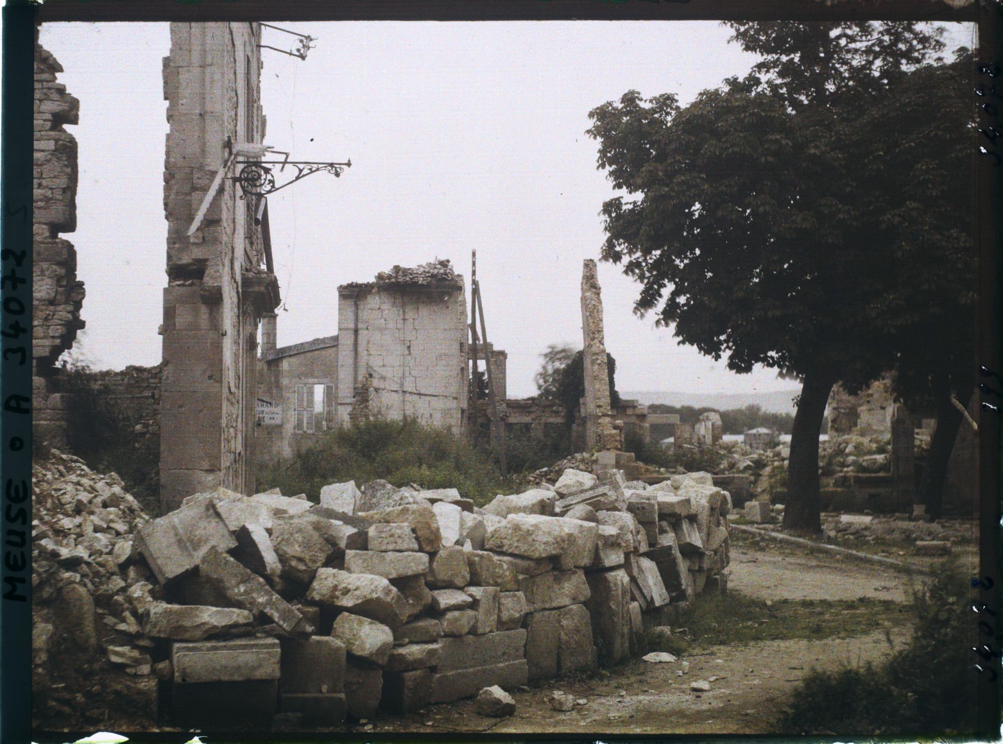 Image représentant France, Verdun, Un coin de la place du Maréchal Pétain