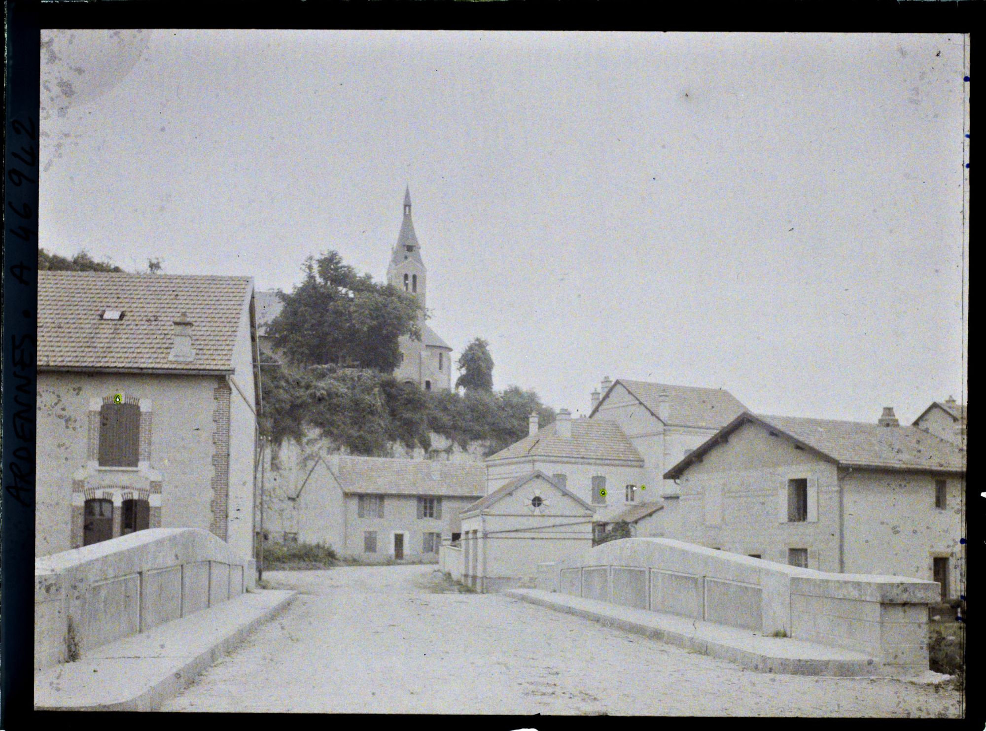Image représentant Vue sur l'église prise depuis la rue des Ponts