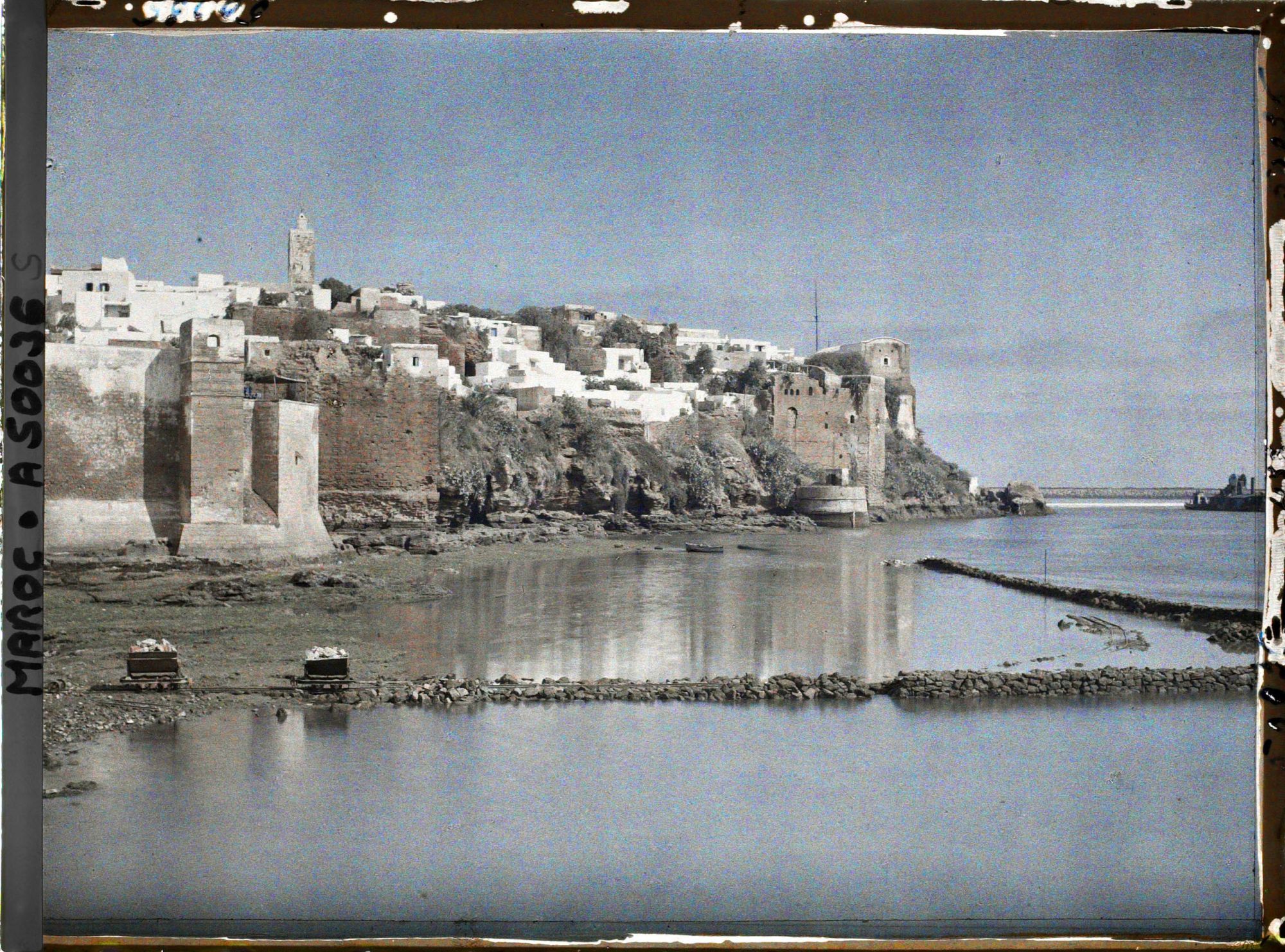 Image représentant La casbah des Oudaïa dominant l'estuaire du fleuve Bou Regreg, face à salé