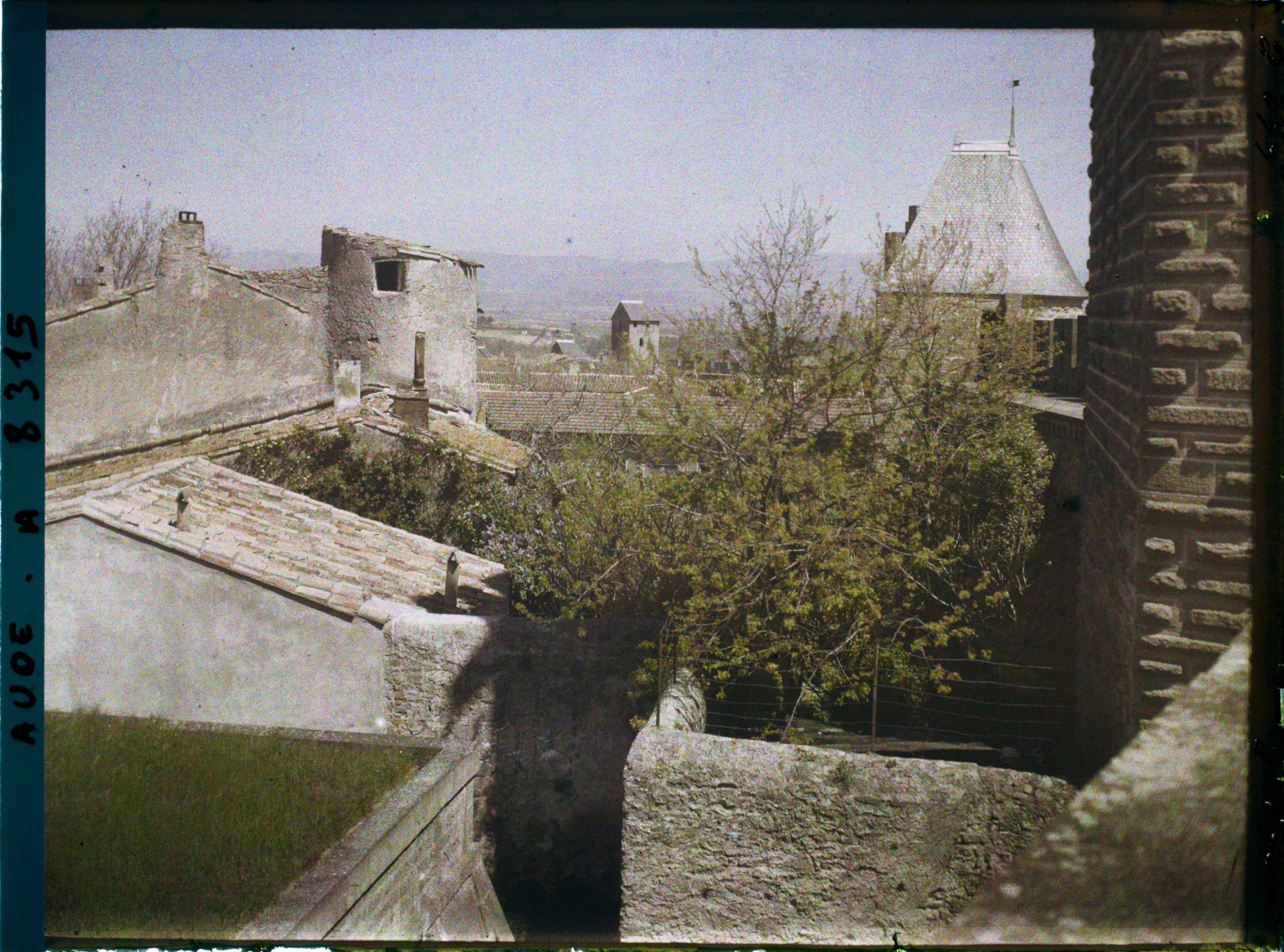 Image représentant Vieilles maisons dans les remparts, vue prise des remparts du côté de la porte narbonnaise