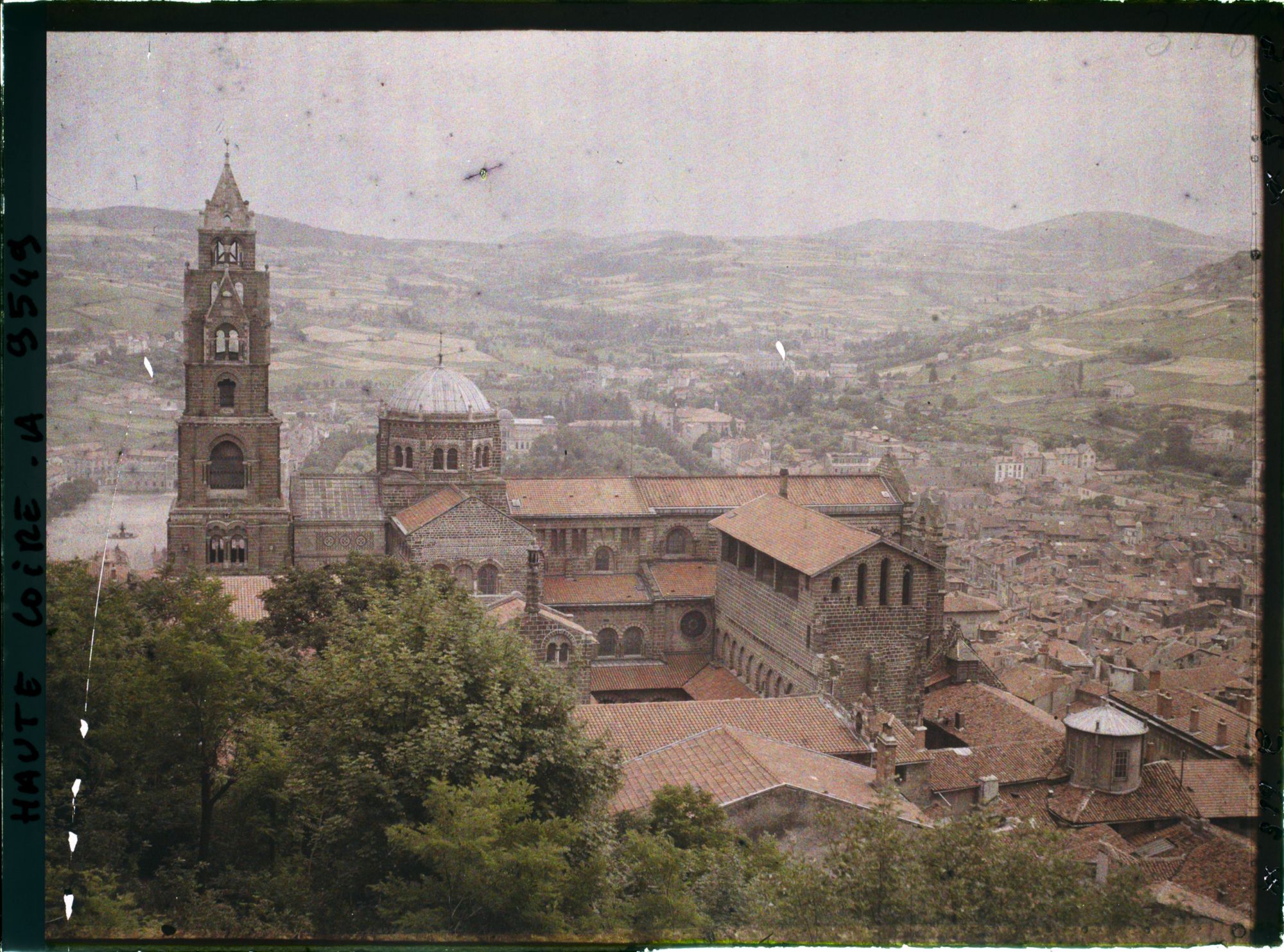 Image représentant La cathédrale Notre-Dame-de-l'Annonciation et la ville prises depuis le rocher Corneille