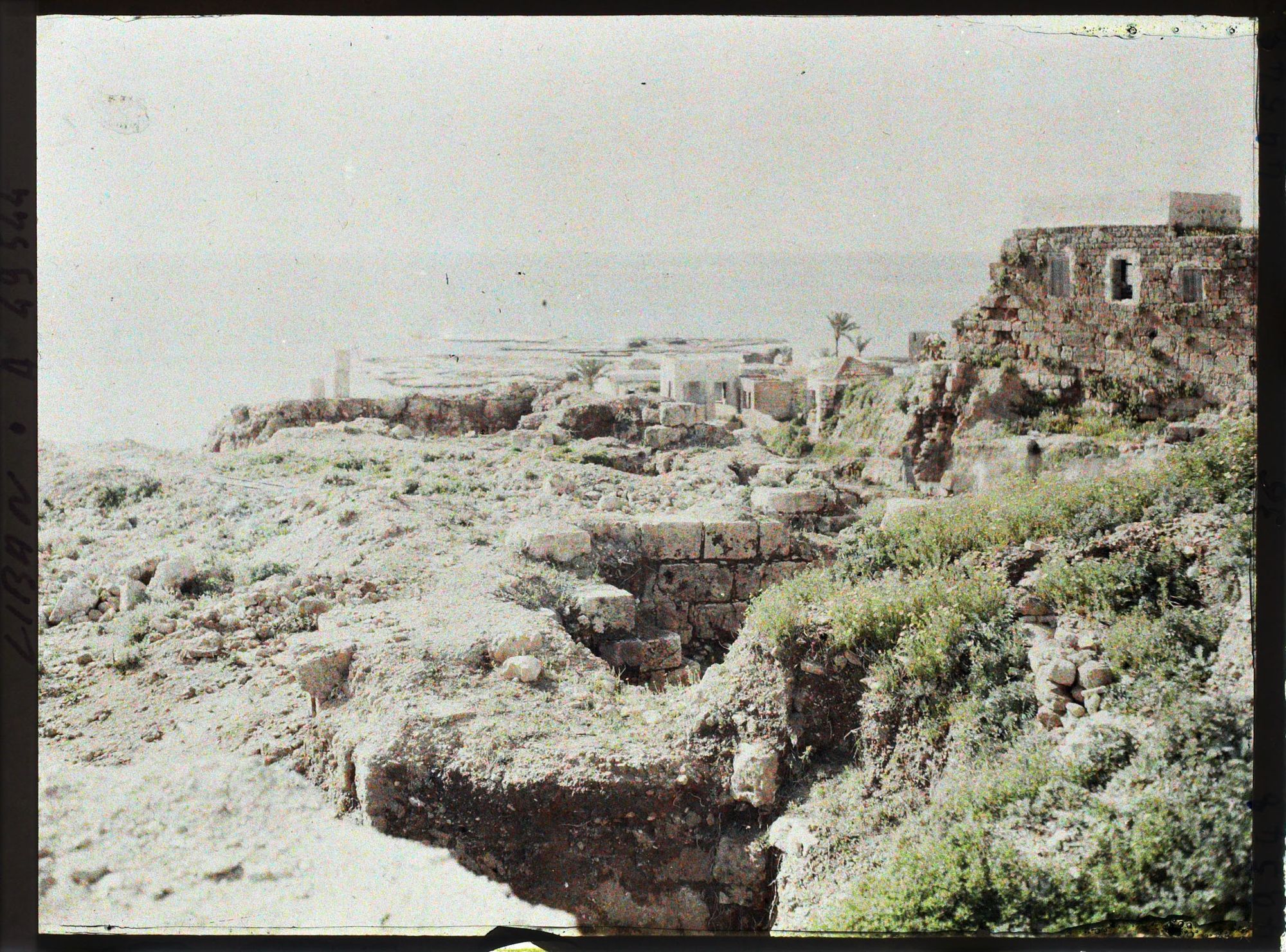Image représentant Des vestiges archéologiques au bord de la mer