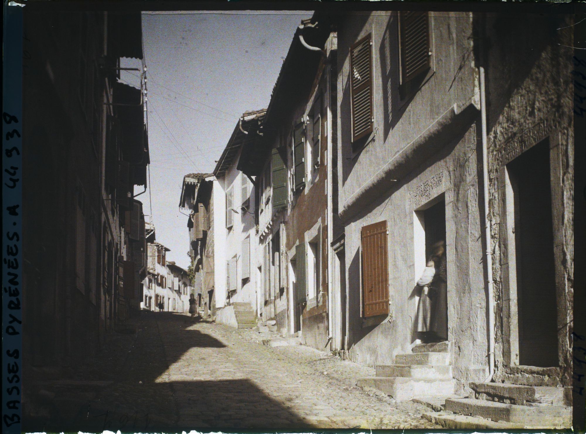Image représentant France, St Jean Pied de Port, Maisons avec inscriptions et dates au dessus de la porte