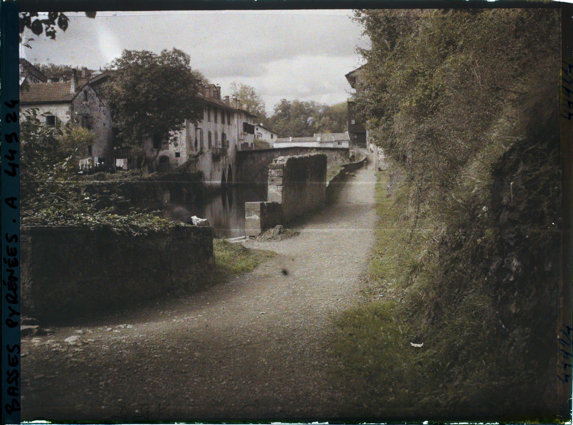 Image représentant France, St Jean Pied de Port, Petit chemin au bord de l'eau