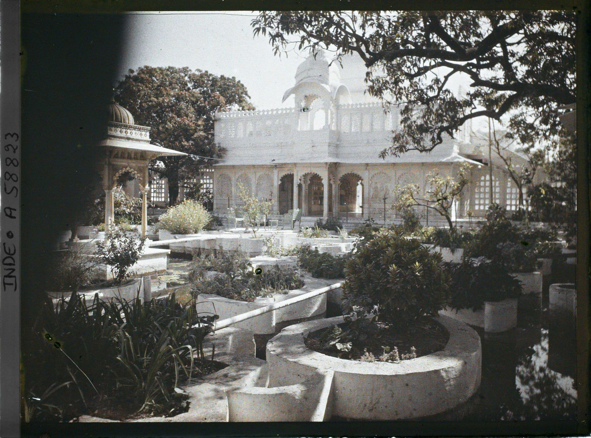Image représentant Bassin-jardin du palais flottant de Jag Niwas ou de Jag Mandir sur le lac Pichola