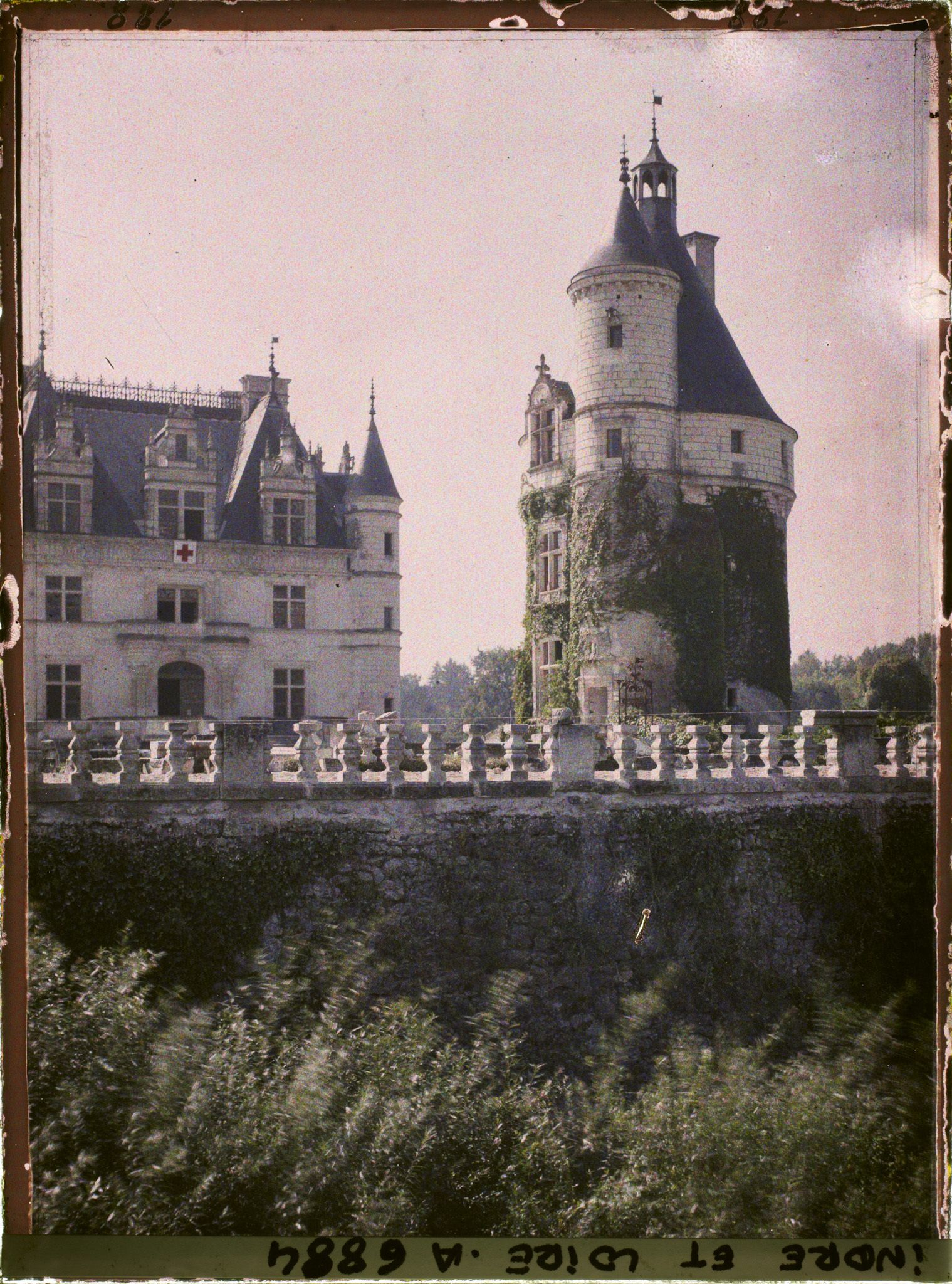 Image représentant La tour des Marques et l'entrée du château