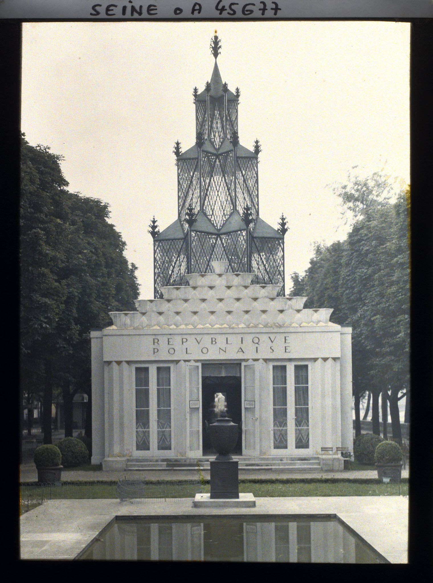Image représentant L'Exposition des arts décoratifs, Pavillon de la Pologne, sur le Cours-la-Reine, façade principale