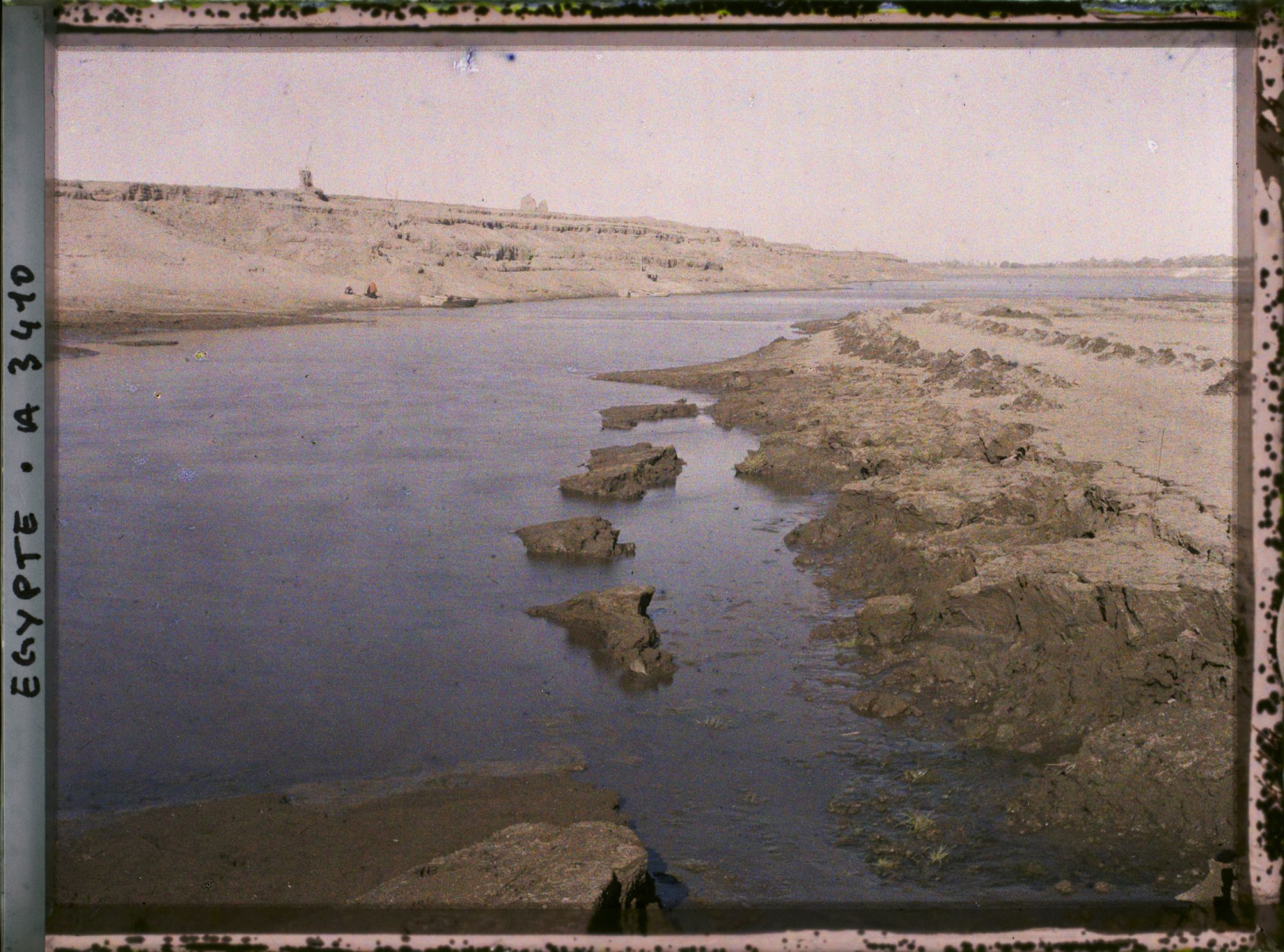 Image représentant Bords du canal près de la ville