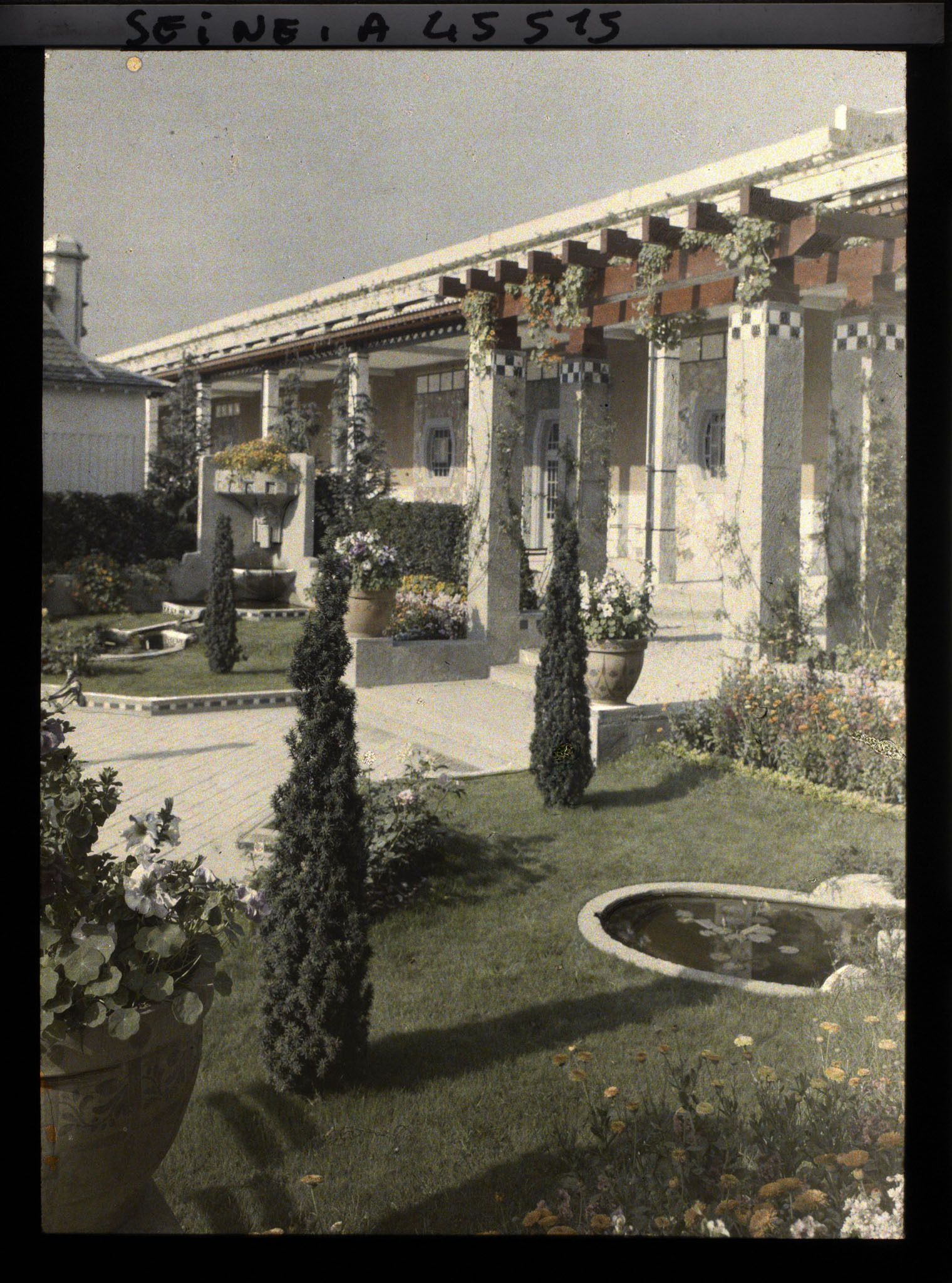 Image représentant L'Exposition des arts décoratifs, Jardin de Vacherot et Riousse sur l'esplanade Invalides, entre le Pavillon de Mulhouse et Hôtel du Collectionneur