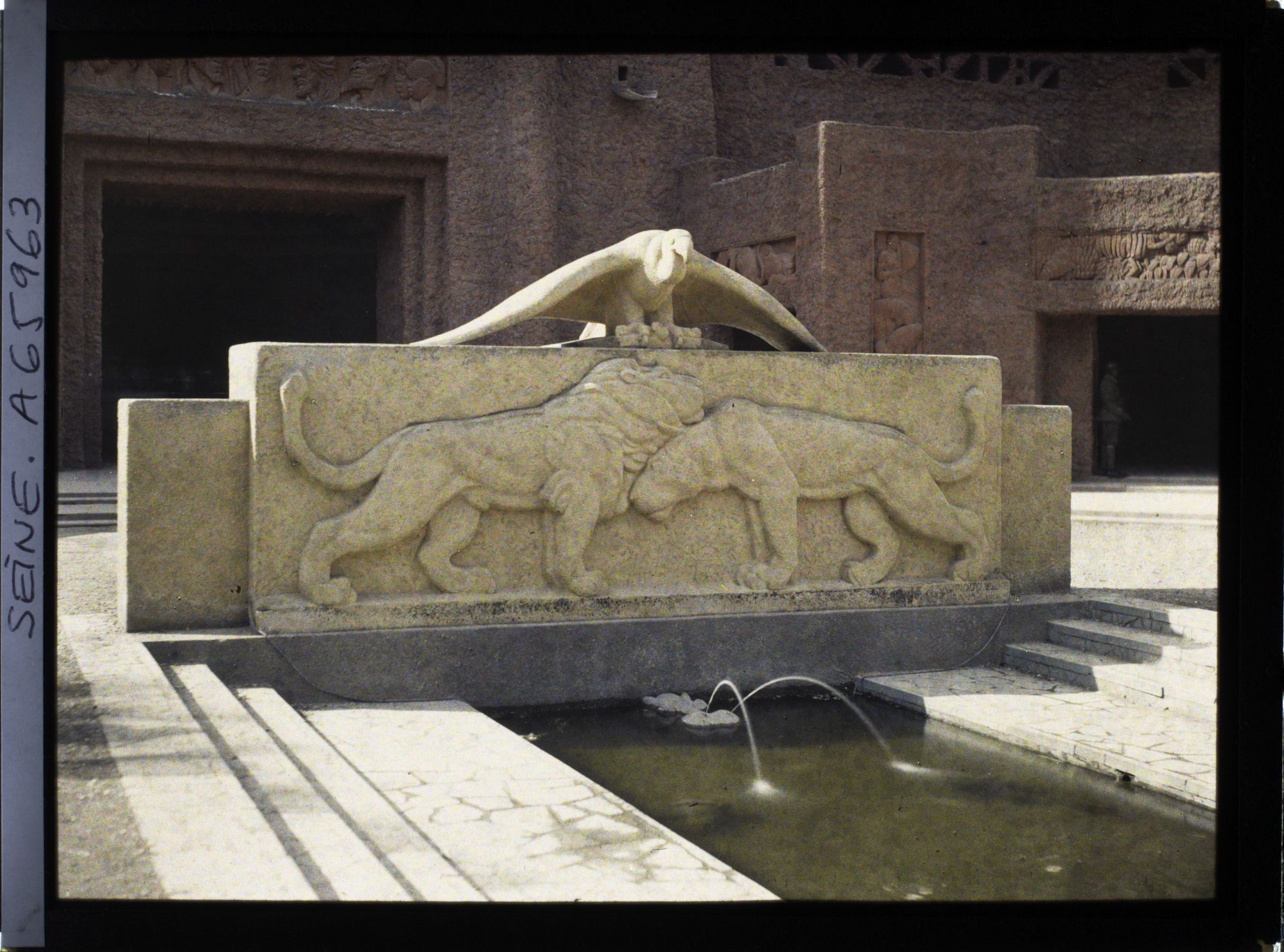 Image représentant L'Exposition Coloniale Internationale de 1931, la Fontaine des lions du palais de l'A.O.F.