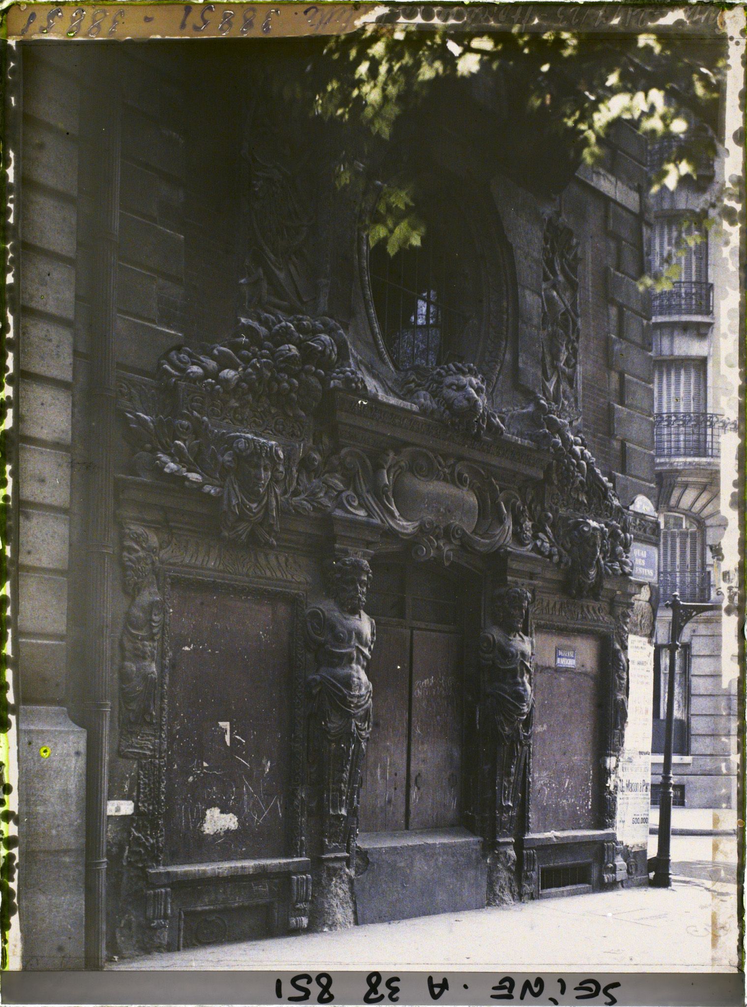 Image représentant Porte de l'hôtel de Fieubet à l'angle du quai des Célestins et de la rue du Petit-Musc