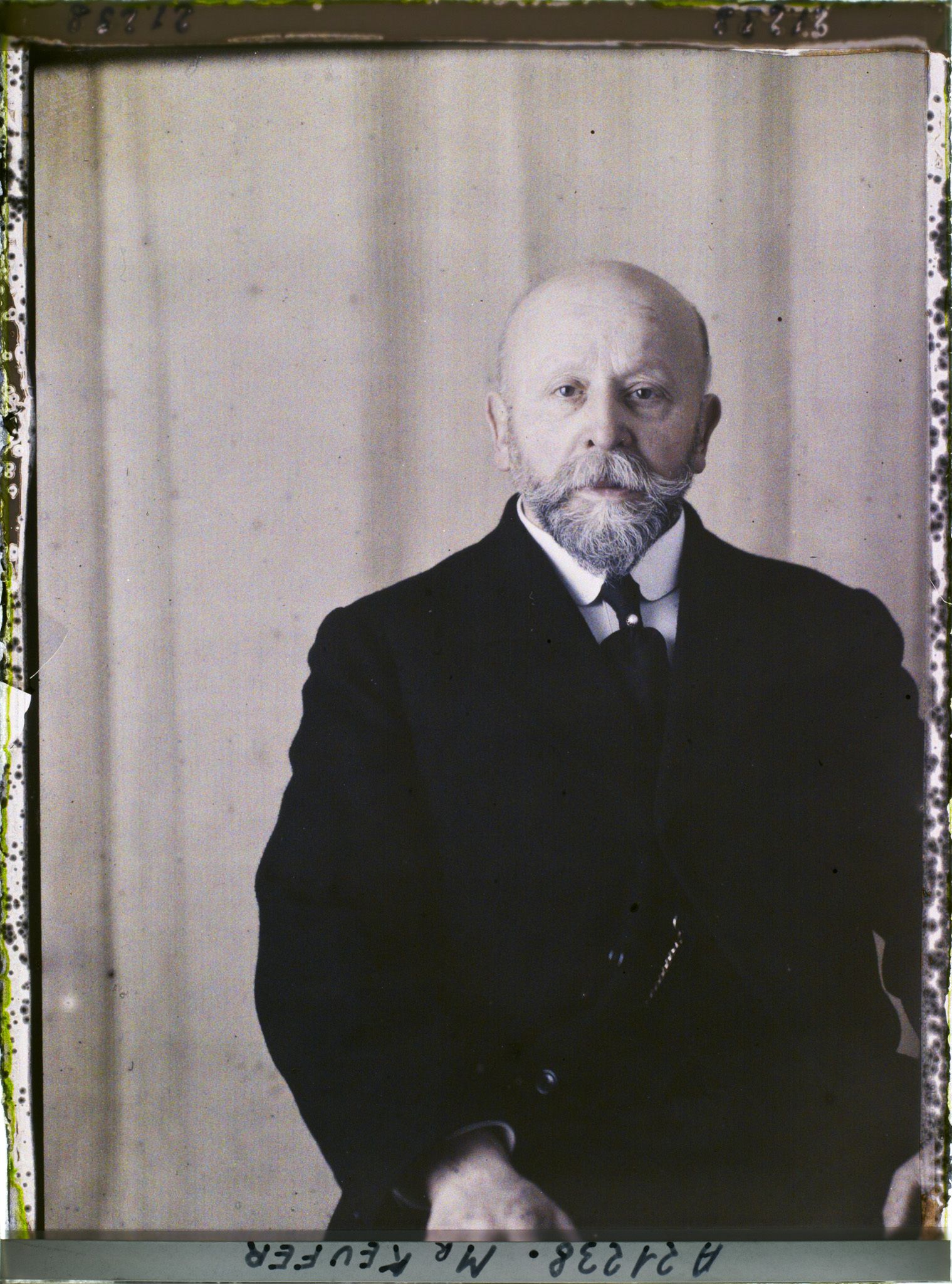 Image représentant Monsieur  https://musee-albert-kahn.s-museum.fr/home/NWQ2OTAwYzNmYjZlZTk1ZWQwODJmMjY4L2dlbmVyaWMtbm90aWNlLXRhYi9hdXRob3JpdHkvNjE3YTc5ZjVjZjhiODk2OGIzMzM3ZDIx/5d6900c3fb6ee95ed082f268/generic-notice-tab/authority/617a79ebcf8b8968b333707a Auguste Keufer
