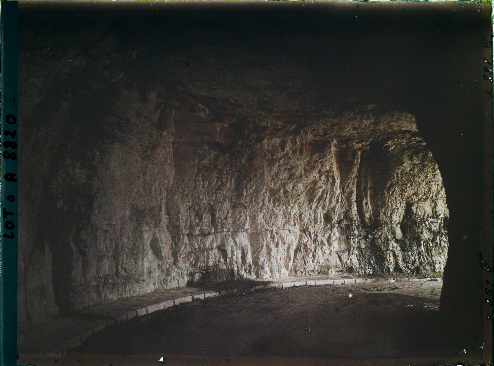 Image représentant France, Roc-Amadour, L'intérieur du tunnel : les teintes du calcaire jurassique et à dr. concrétions calcaires
