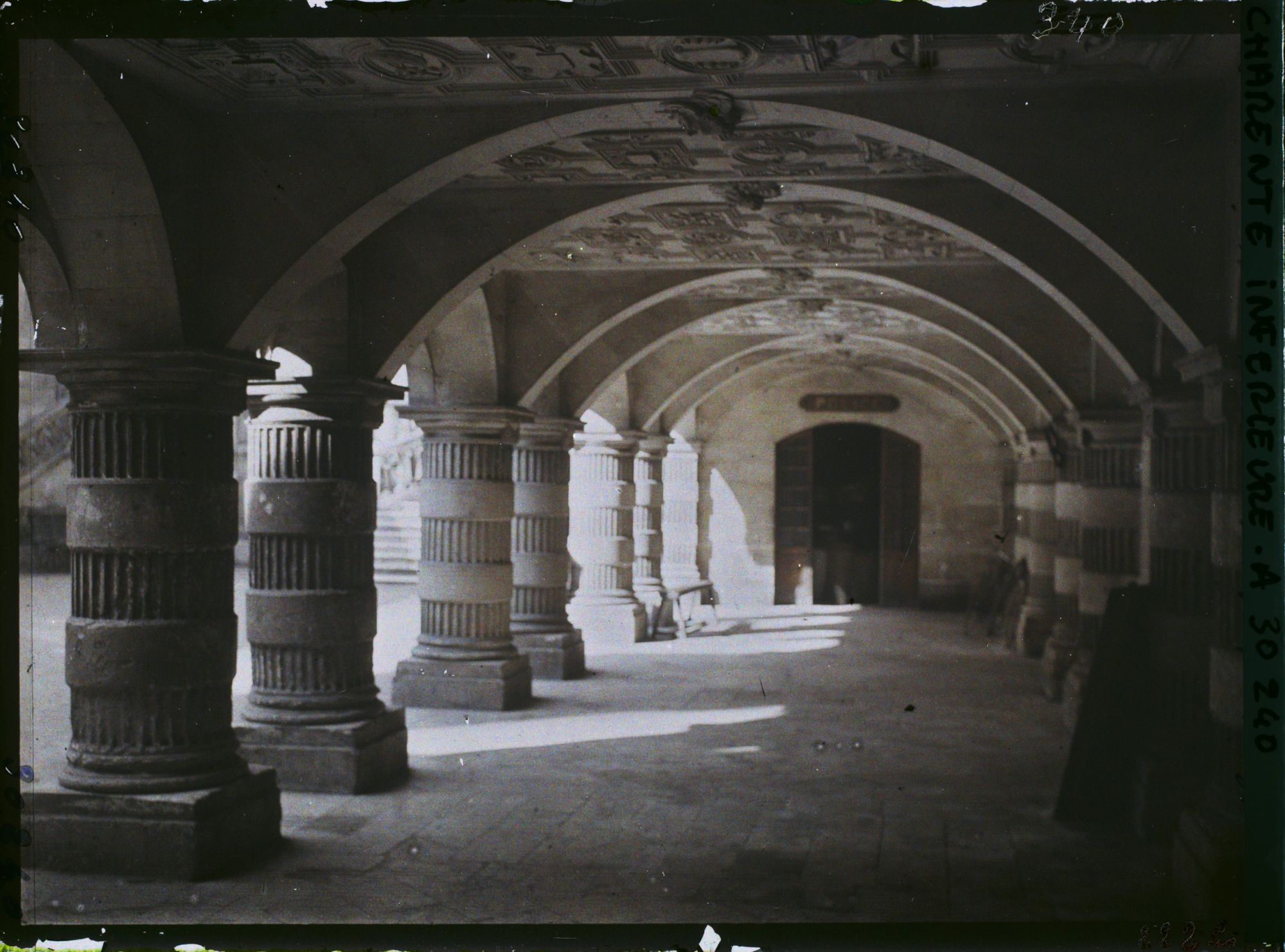 Image représentant France, La Rochelle, Arcades de l'Hôtel de Ville