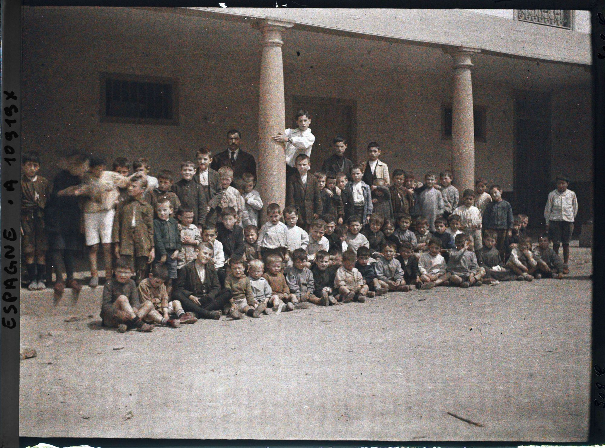 Image représentant Espagne, Oviedo, Les Gosses de l'Ecole de Santullano (beaucoup de blonds rubios)
