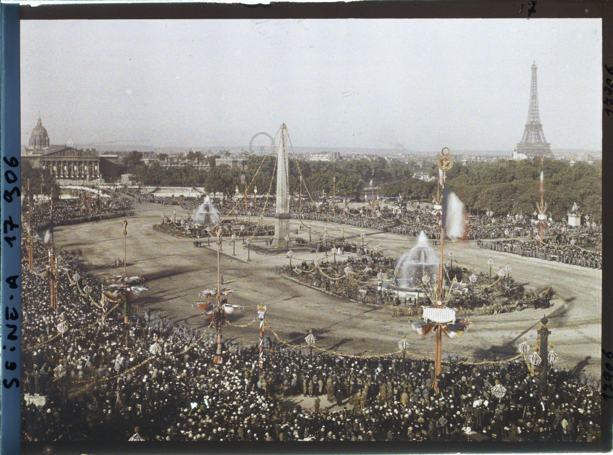 Image représentant La foule place de la Concorde pour le 14 juillet 1919, vue prise depuis le Ministère de la Marine