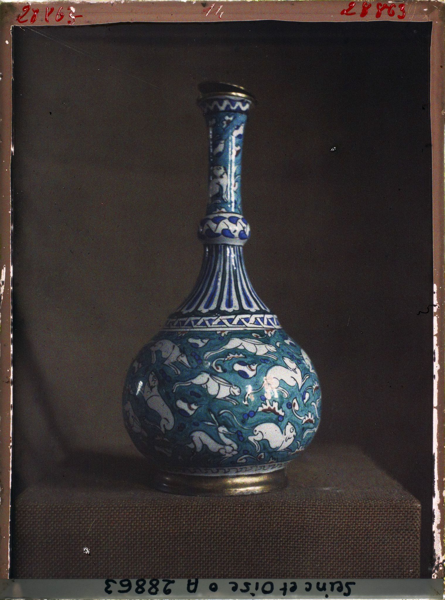 Image représentant Bouteille de porcelaine d'Iznik des collections du musée de Sèvres