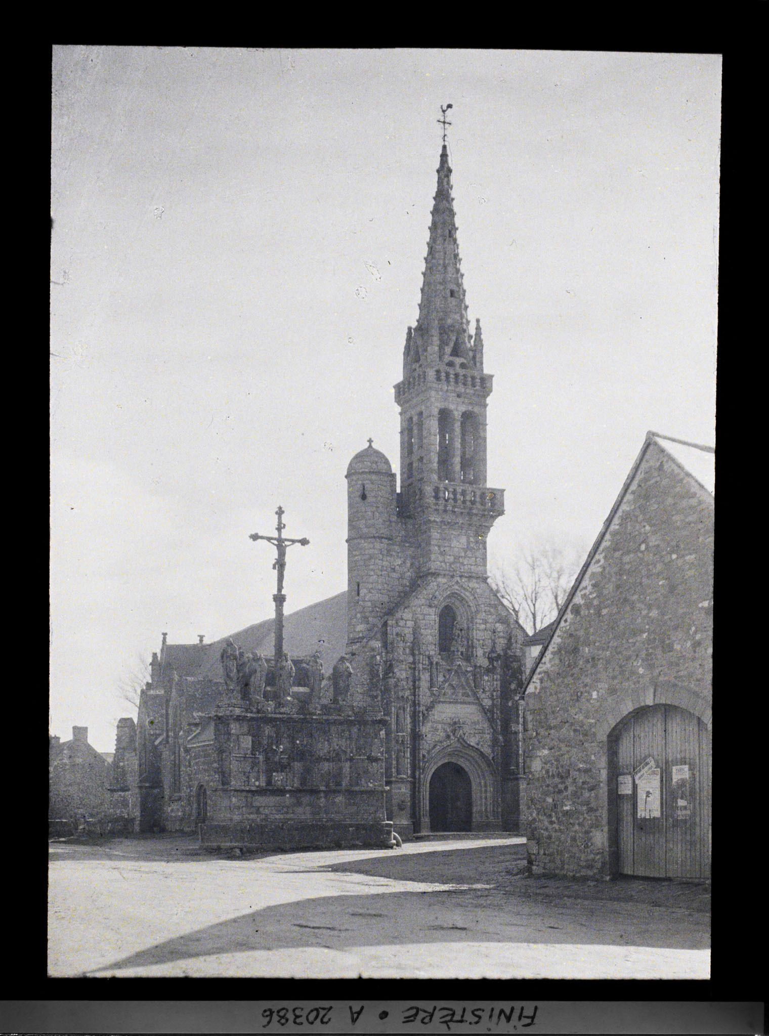 Image représentant Le calvaire et l'église Notre-Dame de Confort