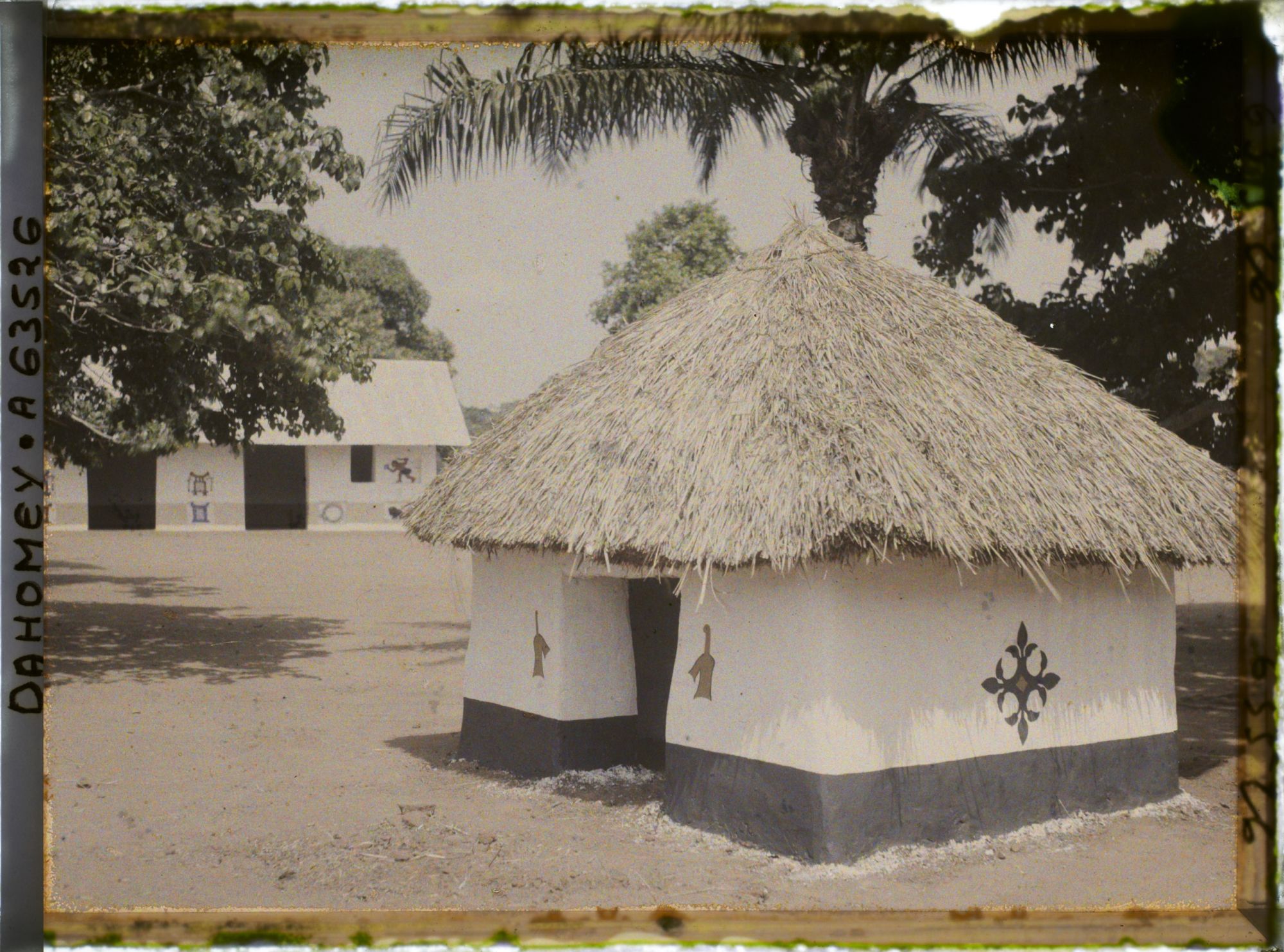 Image représentant Case du fétiche Lègba (?) dans la deuxième cour du palais de  null Guézo (jalalahennou)