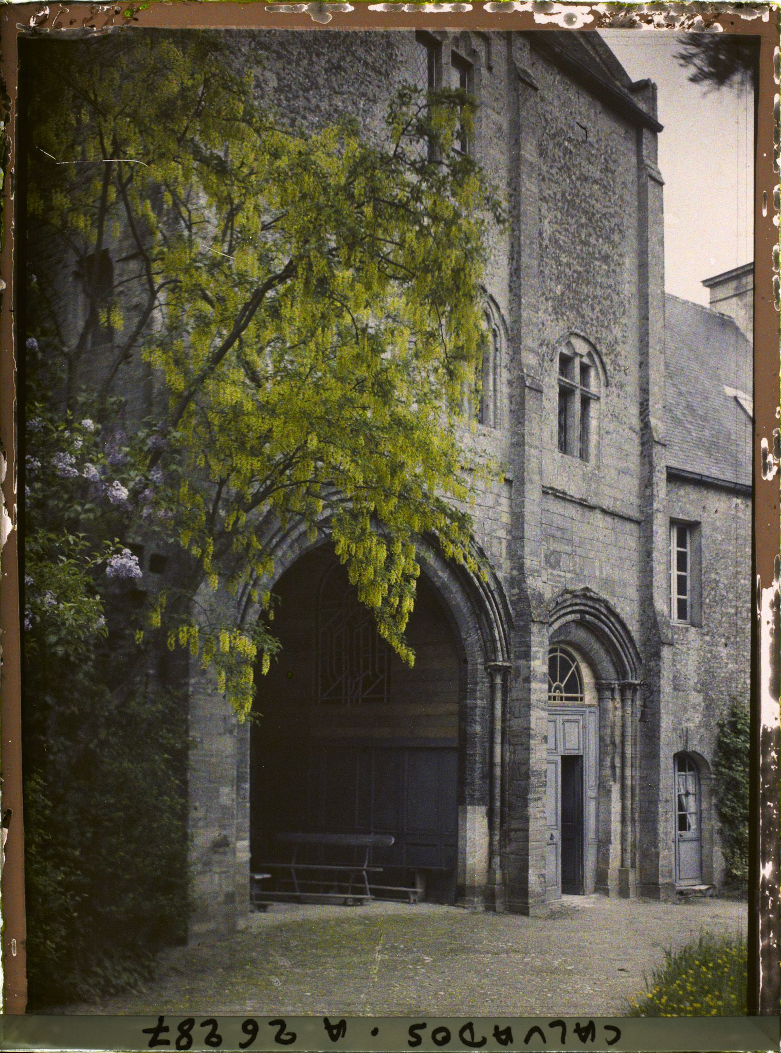 Image représentant Le porche du prieuré vu des jardins