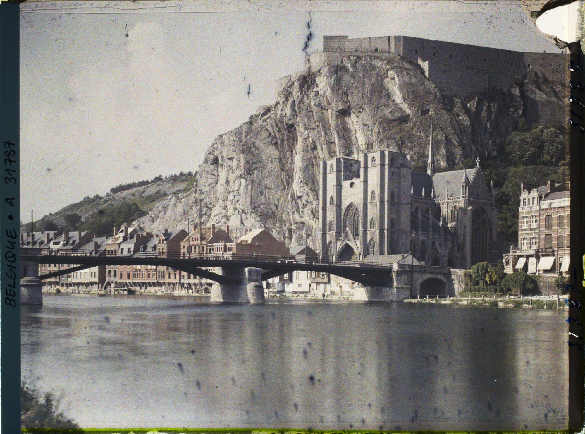Image représentant Belgique, Dinant, L'Eglise, la Citadelle et le Pont sur la Meuse ensemble
