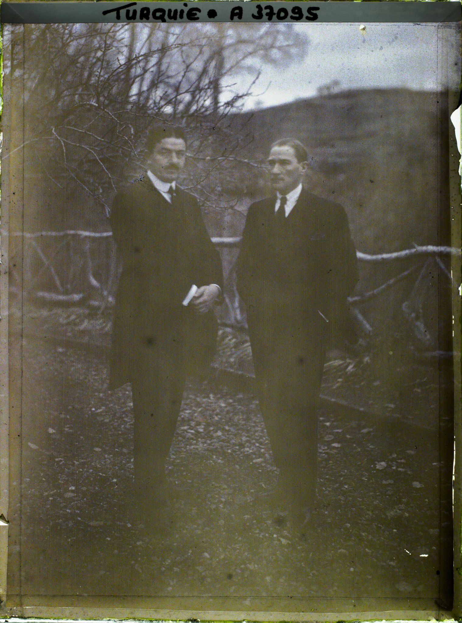 Image représentant A gauche, Hüseyin Rauf Bey, Premier Ministre et Mustafa Kemal