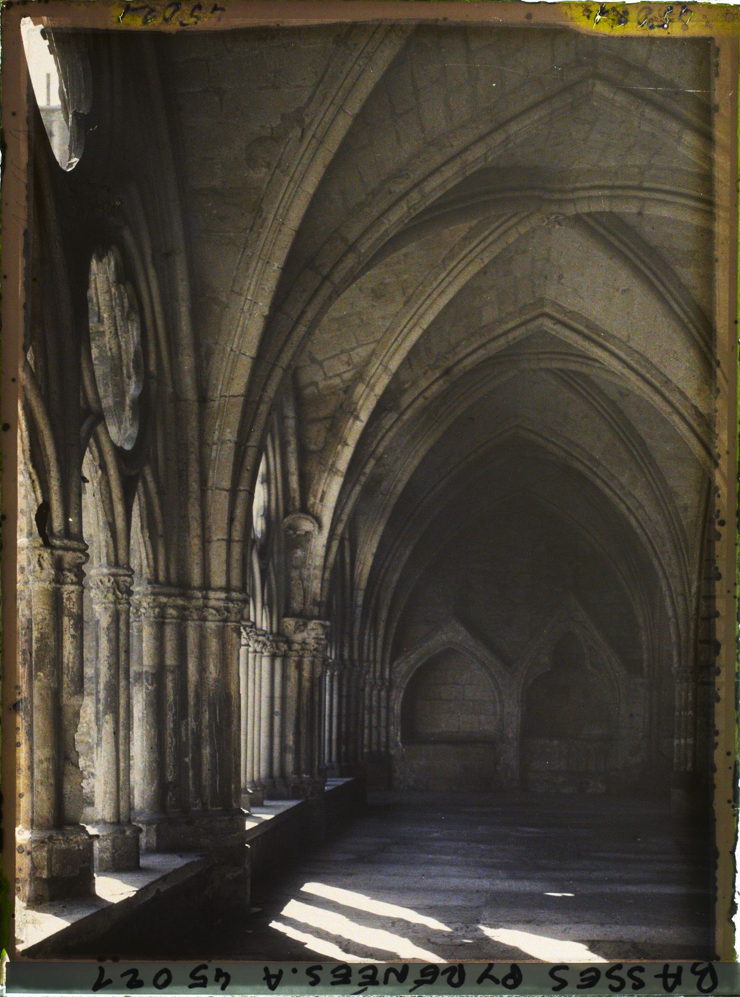 Image représentant France, Bayonne, Le Cloître de la Cathédrale, les Galeries au fond, tombeaux anciens