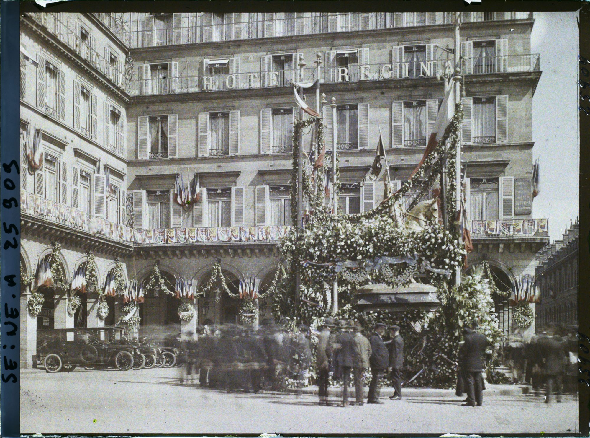 Image représentant La statue de Jeanne d'Arc décorée place de Rivoli (actuelle place des Pyramides) pour la fête de Jeanne d'Arc