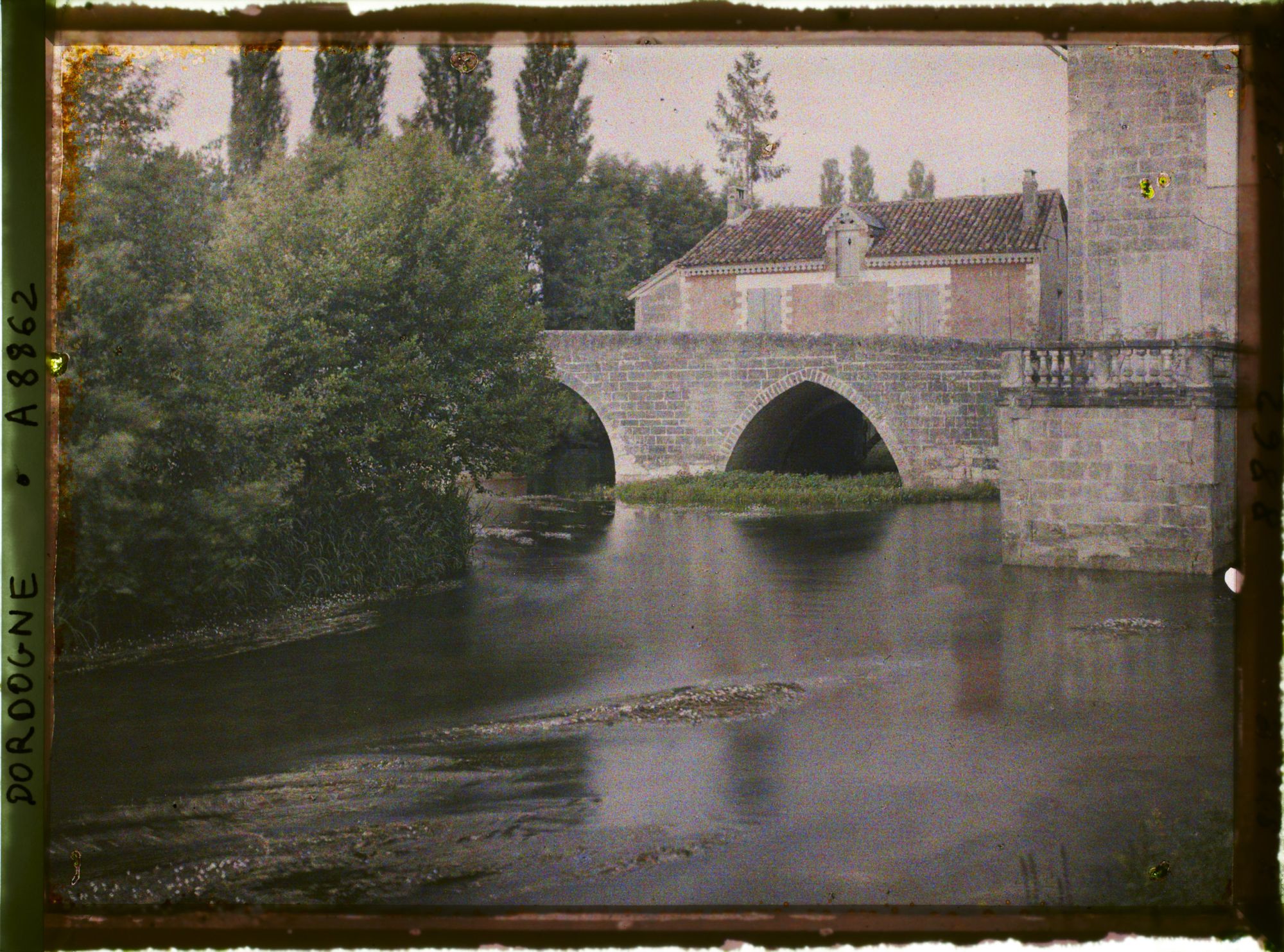 Image représentant France, Bourdeilles, Le pont de Bourdeilles vu de l'aval