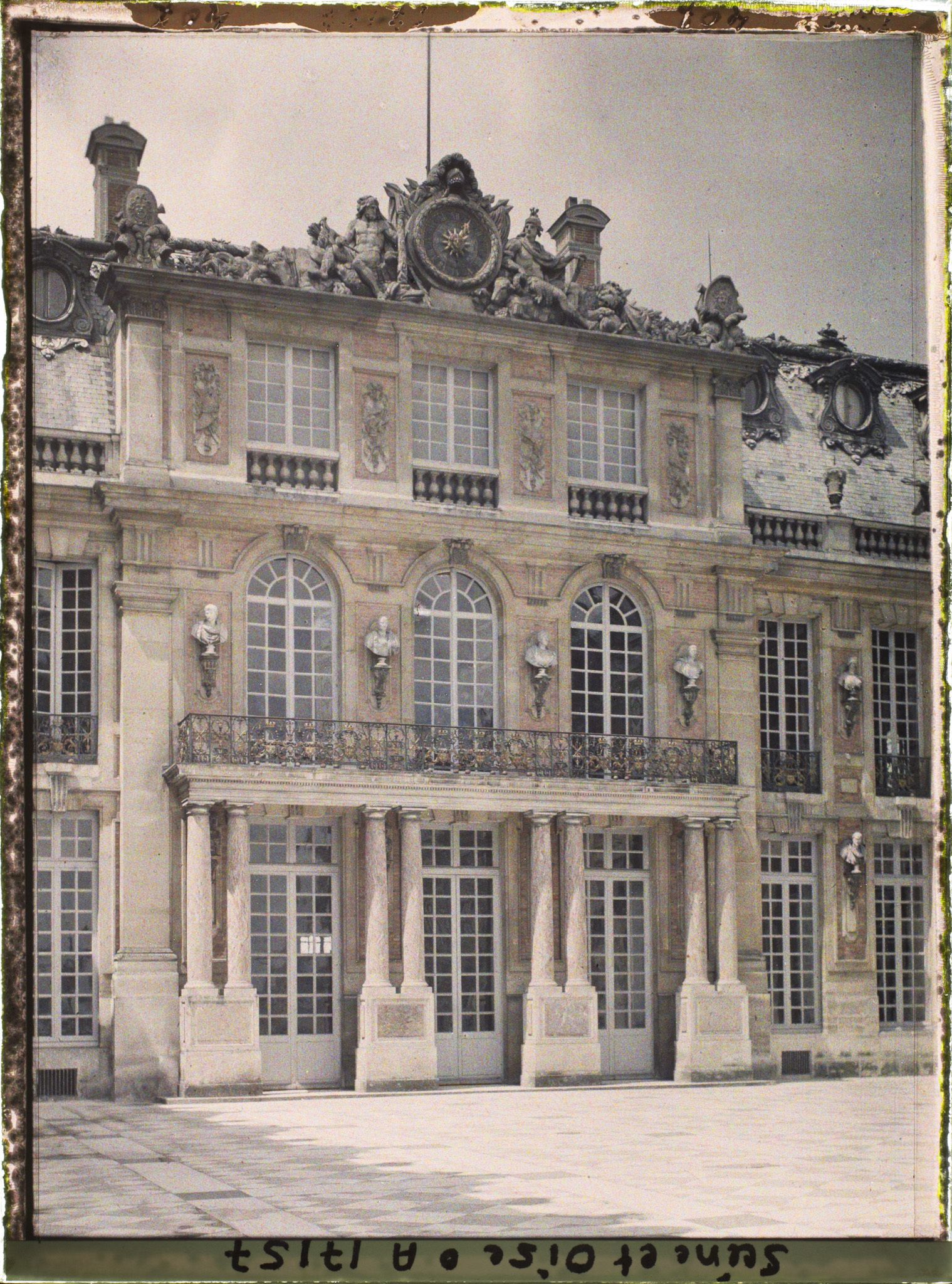 Image représentant France, Palais de Versailles, L'entrée sur la Cour de marbre