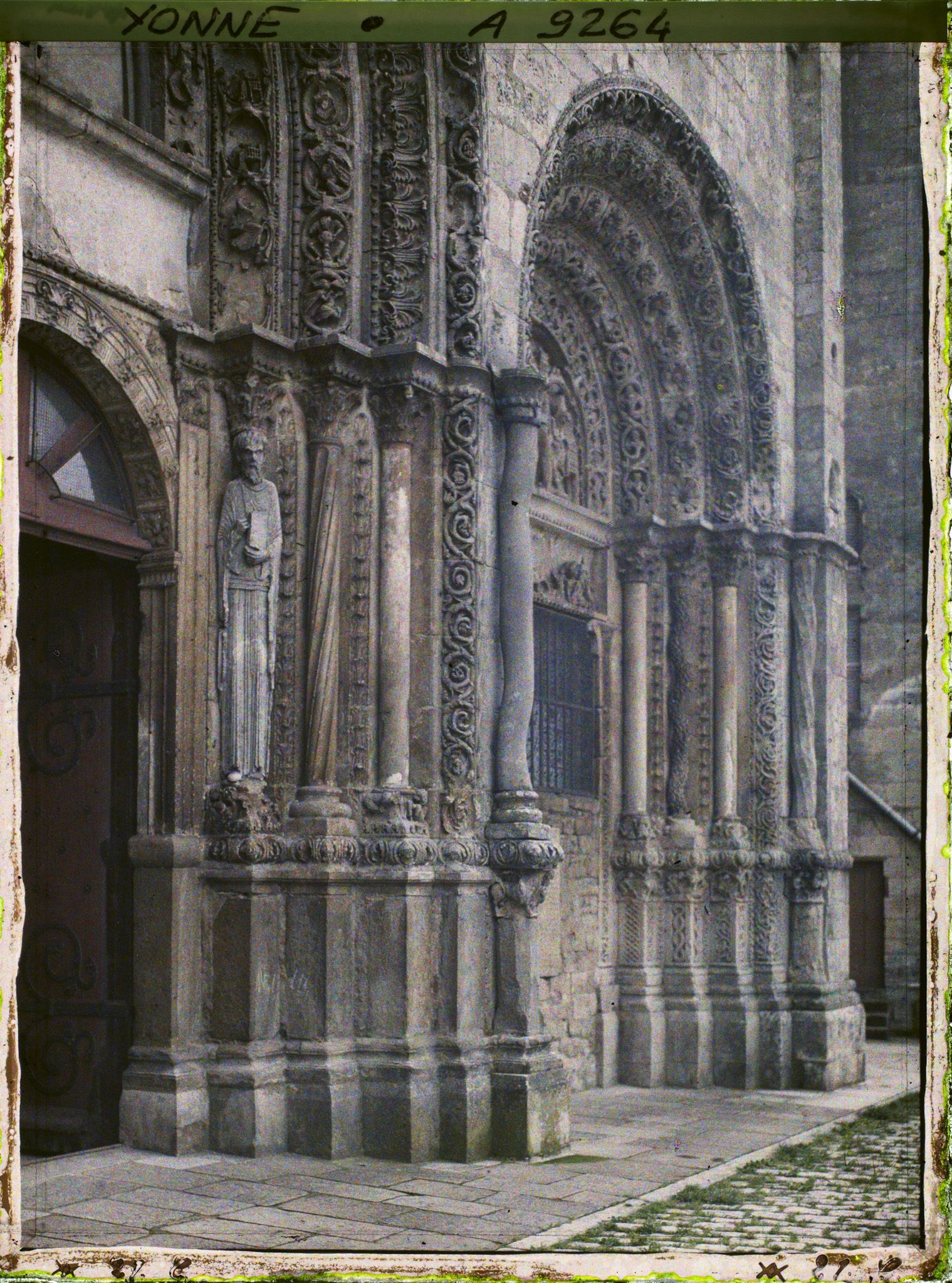 Image représentant Le grand portail de l'église Saint-Lazare