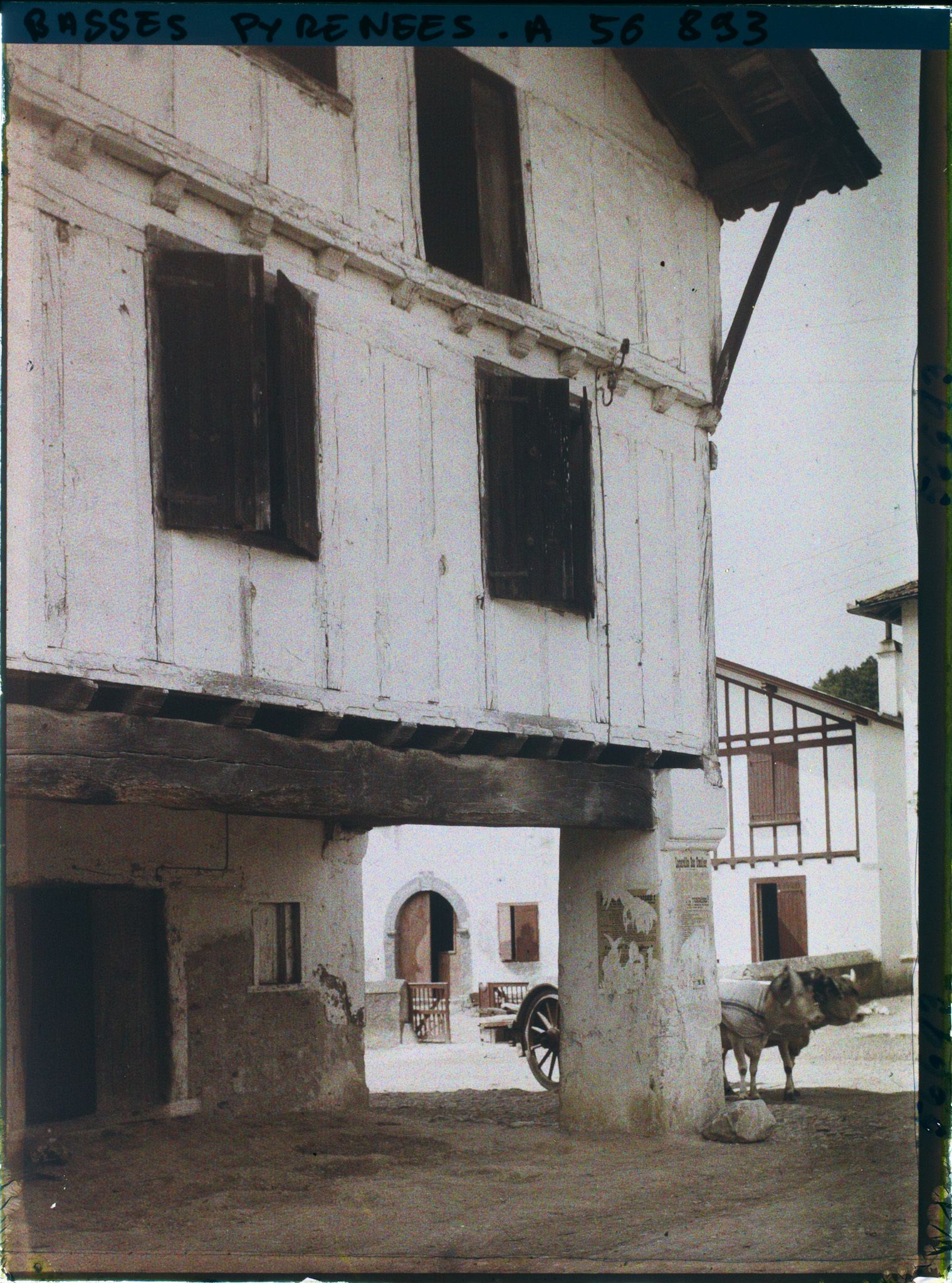 Image représentant France, Bas Cambo, Dans le Village : Vieilles Maisons ( avec Charrette à bœufs.)