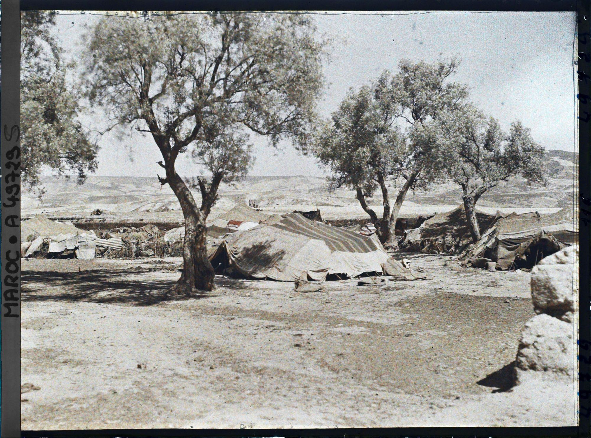 Image représentant Campement d'une tribu près des remparts
